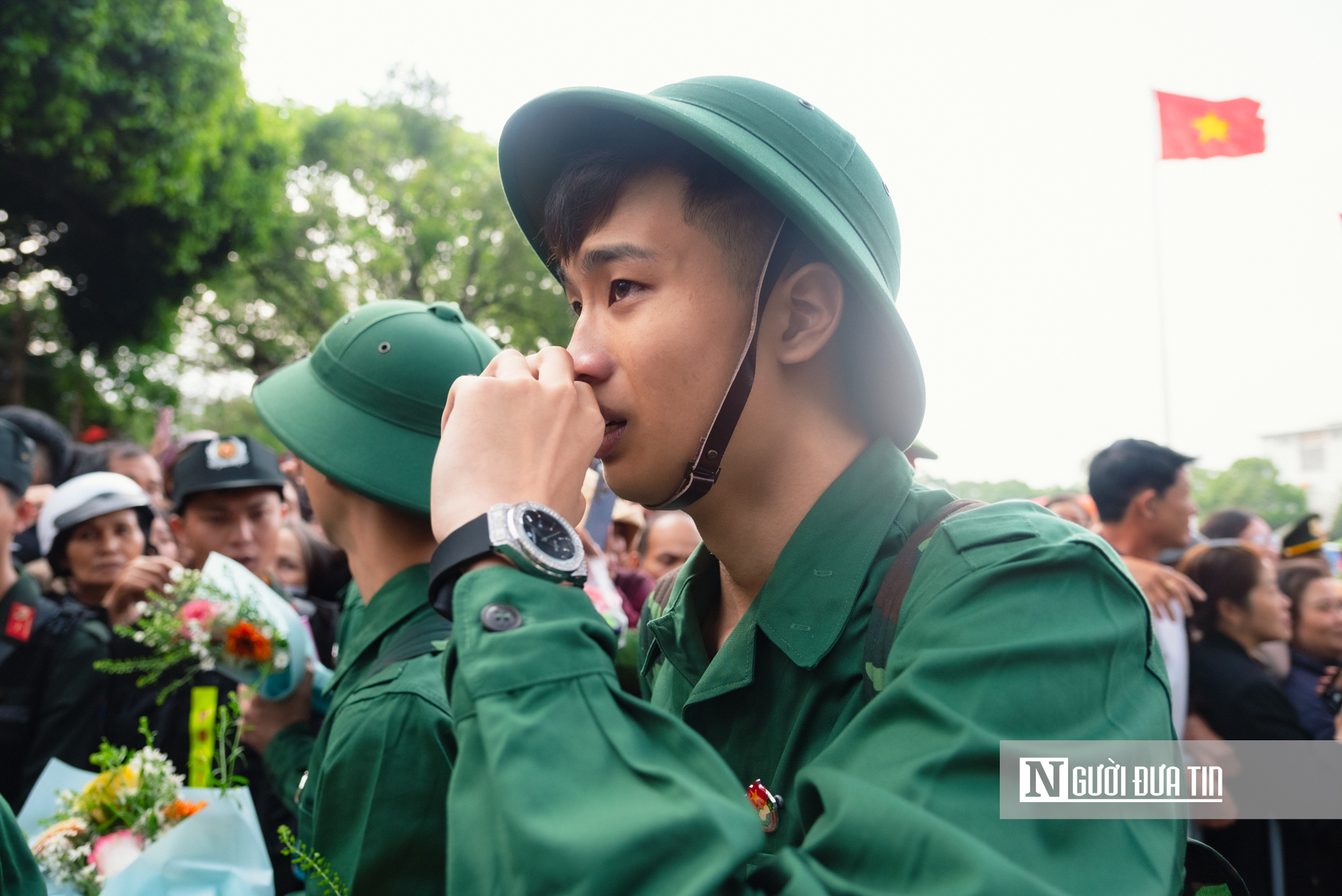 Chùm ảnh: Gia đình, bạn bè bịn rịn tiễn thanh niên lên đường nhập ngũ tại Đắk Lắk- Ảnh 16. Chùm ảnh: Gia đình, bạn bè bịn rịn tiễn thanh niên lên đường nhập ngũ tại Đắk Lắk- Ảnh 16.