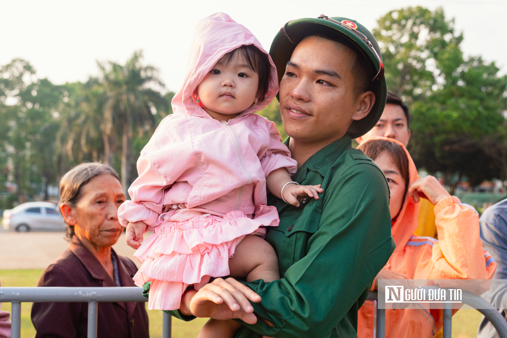 Chùm ảnh: Gia đình, bạn bè bịn rịn tiễn thanh niên lên đường nhập ngũ tại Đắk Lắk- Ảnh 17. Chùm ảnh: Gia đình, bạn bè bịn rịn tiễn thanh niên lên đường nhập ngũ tại Đắk Lắk- Ảnh 17.