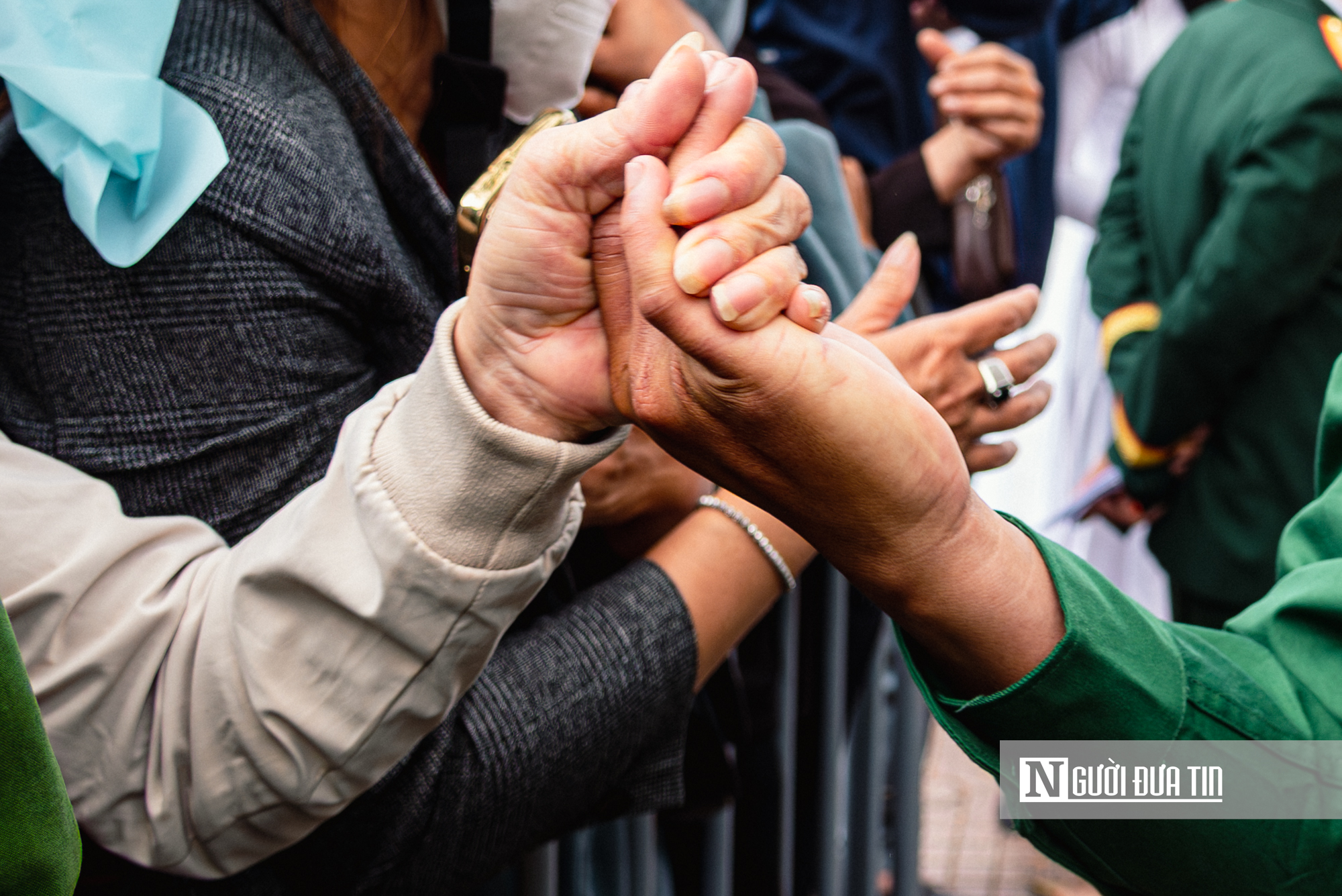 Chùm ảnh: Gia đình, bạn bè bịn rịn tiễn thanh niên lên đường nhập ngũ tại Đắk Lắk- Ảnh 18. Chùm ảnh: Gia đình, bạn bè bịn rịn tiễn thanh niên lên đường nhập ngũ tại Đắk Lắk- Ảnh 18.
