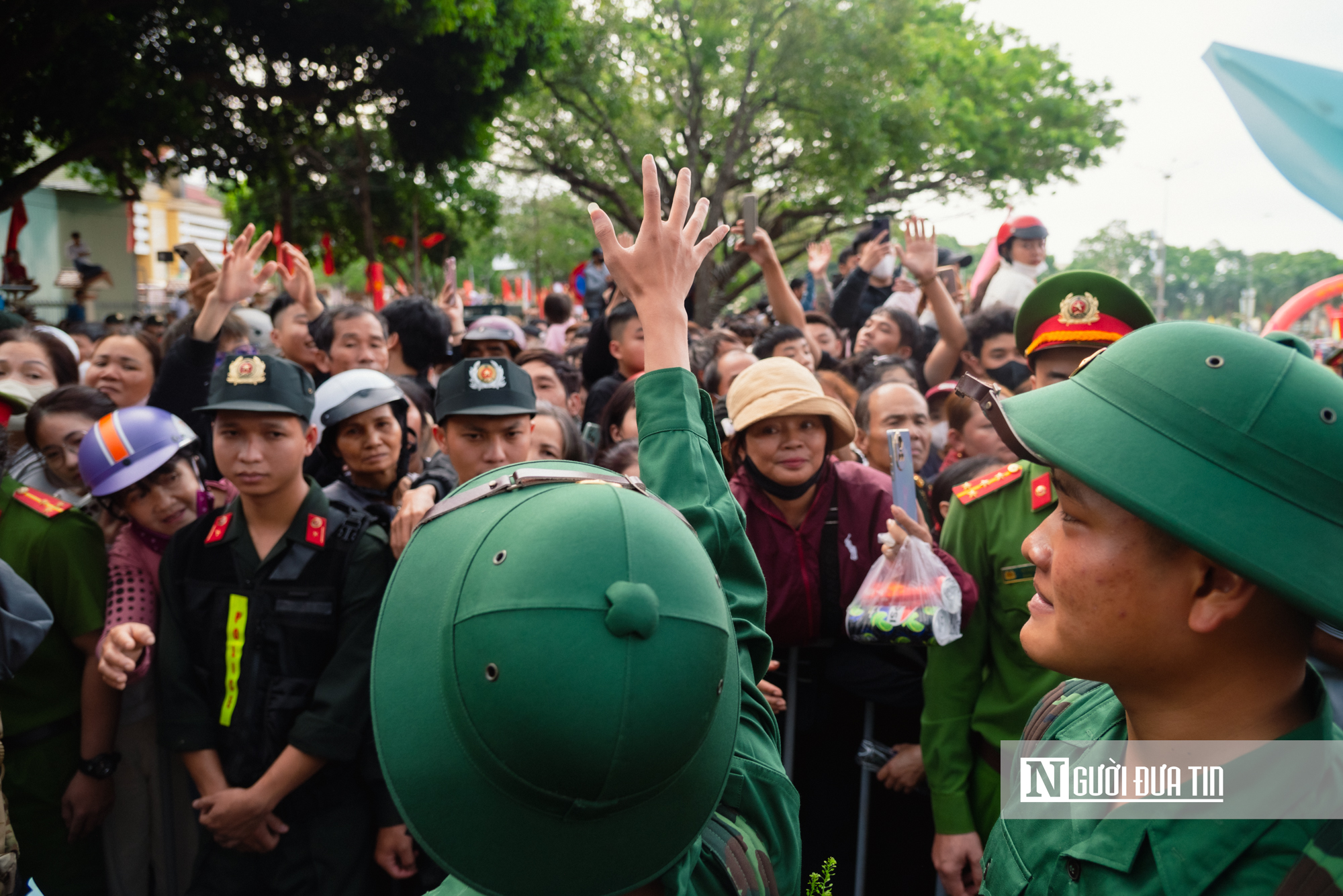 Chùm ảnh: Gia đình, bạn bè bịn rịn tiễn thanh niên lên đường nhập ngũ tại Đắk Lắk- Ảnh 20. Chùm ảnh: Gia đình, bạn bè bịn rịn tiễn thanh niên lên đường nhập ngũ tại Đắk Lắk- Ảnh 20.