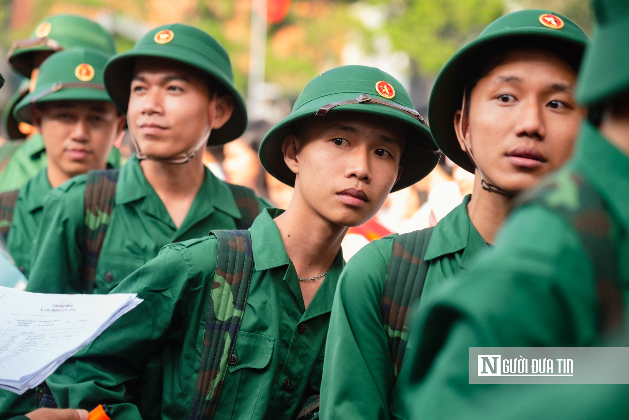 Chùm ảnh: Gia đình, bạn bè bịn rịn tiễn thanh niên lên đường nhập ngũ tại Đắk Lắk- Ảnh 21. Chùm ảnh: Gia đình, bạn bè bịn rịn tiễn thanh niên lên đường nhập ngũ tại Đắk Lắk- Ảnh 21.