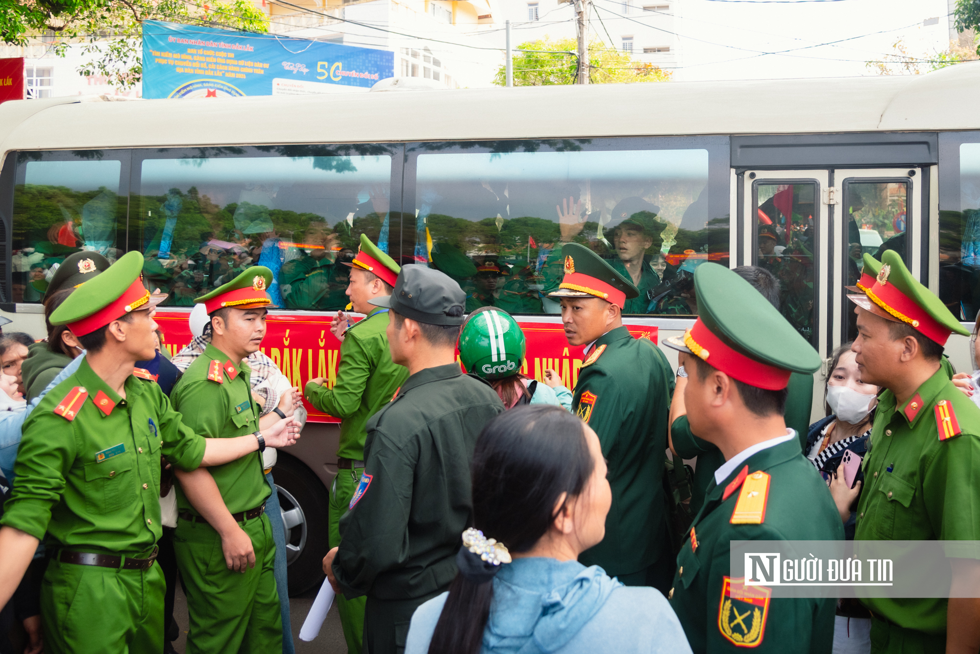 Chùm ảnh: Gia đình, bạn bè bịn rịn tiễn thanh niên lên đường nhập ngũ tại Đắk Lắk- Ảnh 22. Chùm ảnh: Gia đình, bạn bè bịn rịn tiễn thanh niên lên đường nhập ngũ tại Đắk Lắk- Ảnh 22.