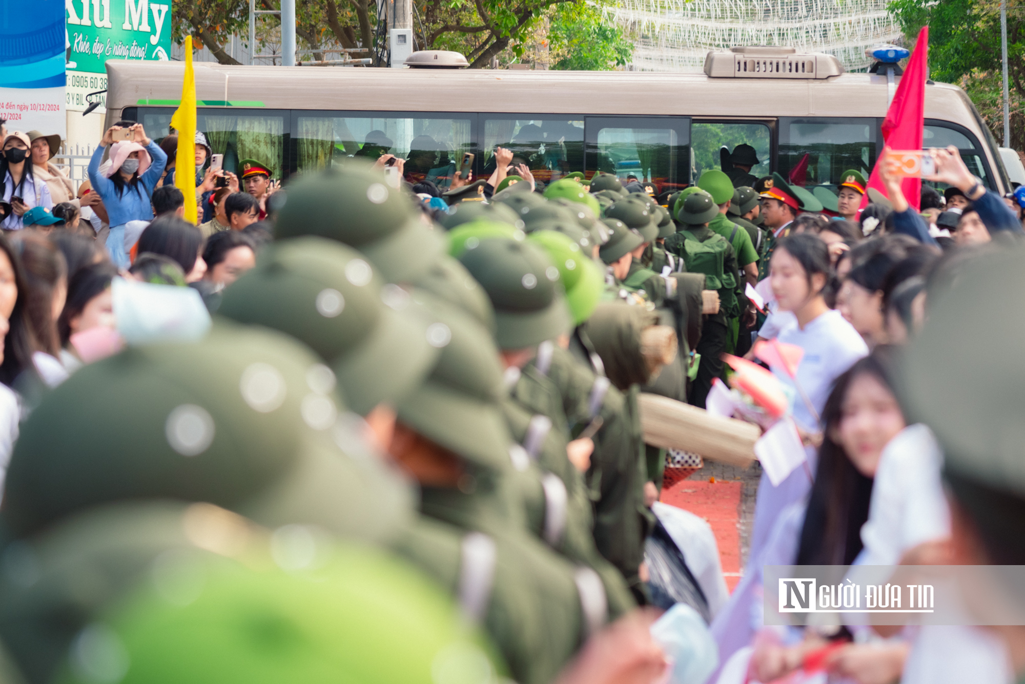 Chùm ảnh: Gia đình, bạn bè bịn rịn tiễn thanh niên lên đường nhập ngũ tại Đắk Lắk- Ảnh 23. Chùm ảnh: Gia đình, bạn bè bịn rịn tiễn thanh niên lên đường nhập ngũ tại Đắk Lắk- Ảnh 23.