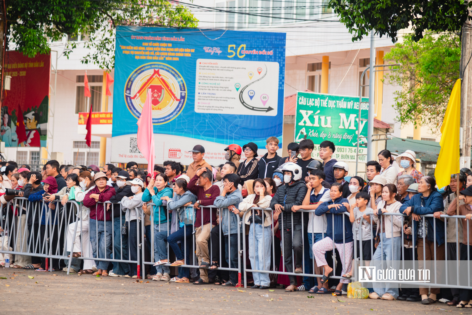 Chùm ảnh: Gia đình, bạn bè bịn rịn tiễn thanh niên lên đường nhập ngũ tại Đắk Lắk- Ảnh 3. Chùm ảnh: Gia đình, bạn bè bịn rịn tiễn thanh niên lên đường nhập ngũ tại Đắk Lắk- Ảnh 3.