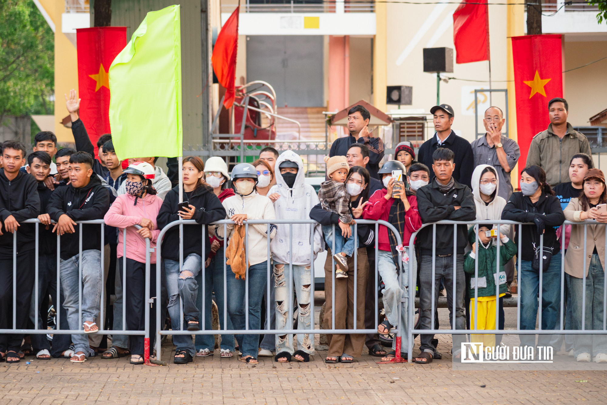 Chùm ảnh: Gia đình, bạn bè bịn rịn tiễn thanh niên lên đường nhập ngũ tại Đắk Lắk- Ảnh 2. Chùm ảnh: Gia đình, bạn bè bịn rịn tiễn thanh niên lên đường nhập ngũ tại Đắk Lắk- Ảnh 2.