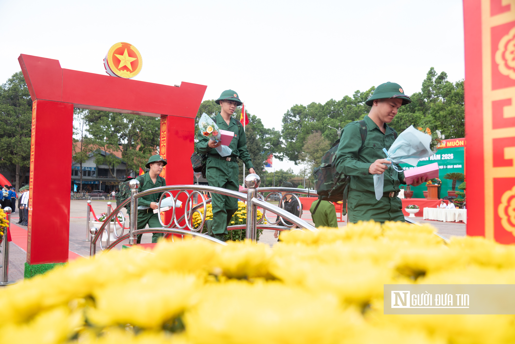 Chùm ảnh: Gia đình, bạn bè bịn rịn tiễn thanh niên lên đường nhập ngũ tại Đắk Lắk- Ảnh 4. Chùm ảnh: Gia đình, bạn bè bịn rịn tiễn thanh niên lên đường nhập ngũ tại Đắk Lắk- Ảnh 4.