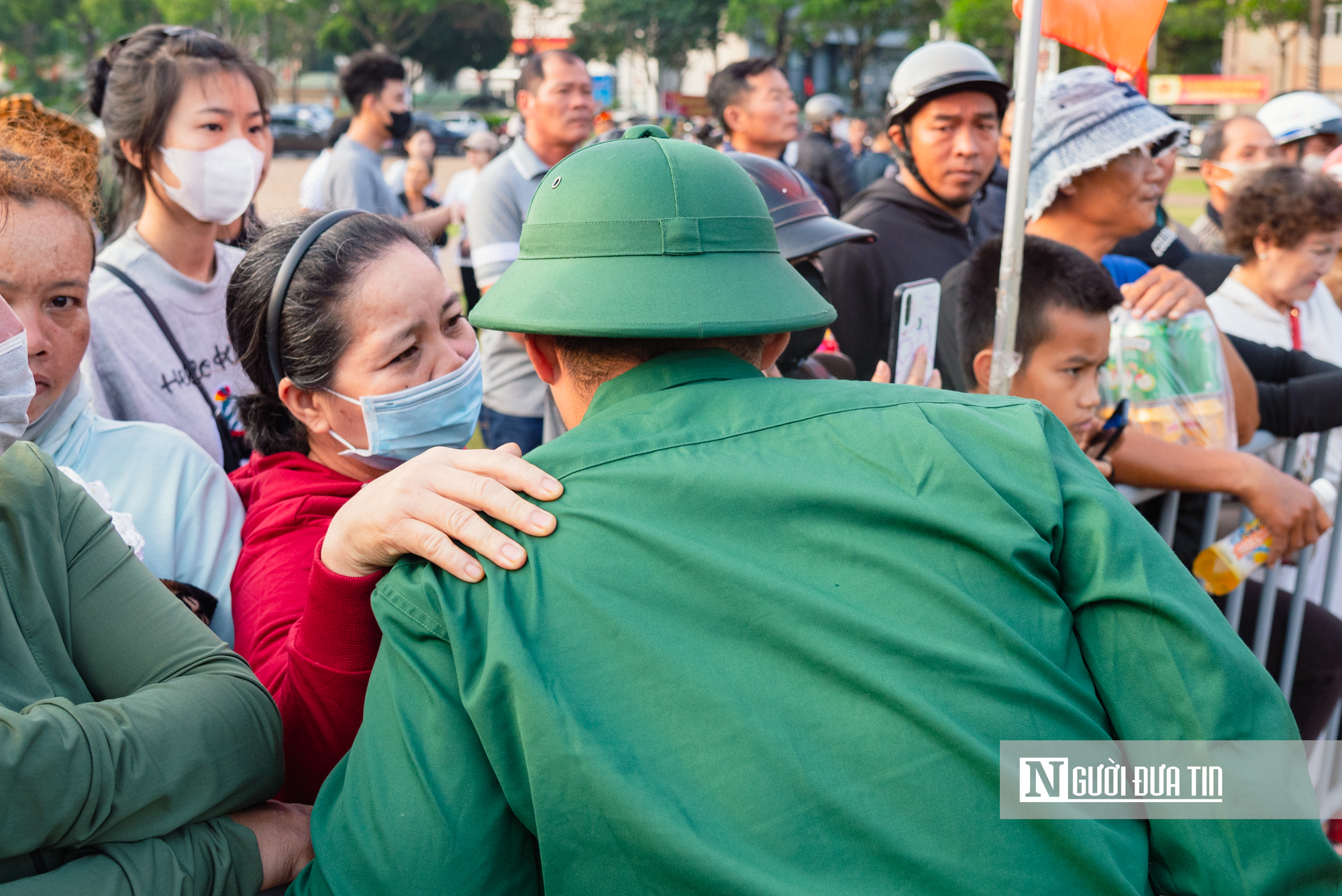 Chùm ảnh: Gia đình, bạn bè bịn rịn tiễn thanh niên lên đường nhập ngũ tại Đắk Lắk- Ảnh 6. Chùm ảnh: Gia đình, bạn bè bịn rịn tiễn thanh niên lên đường nhập ngũ tại Đắk Lắk- Ảnh 6.
