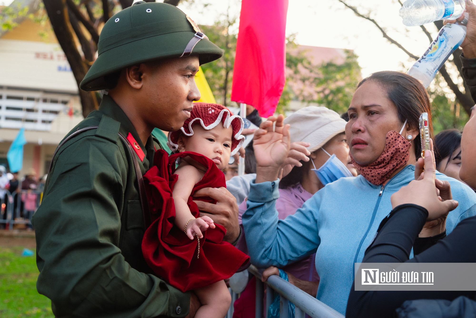 Chùm ảnh: Gia đình, bạn bè bịn rịn tiễn thanh niên lên đường nhập ngũ tại Đắk Lắk- Ảnh 5. Chùm ảnh: Gia đình, bạn bè bịn rịn tiễn thanh niên lên đường nhập ngũ tại Đắk Lắk- Ảnh 5.