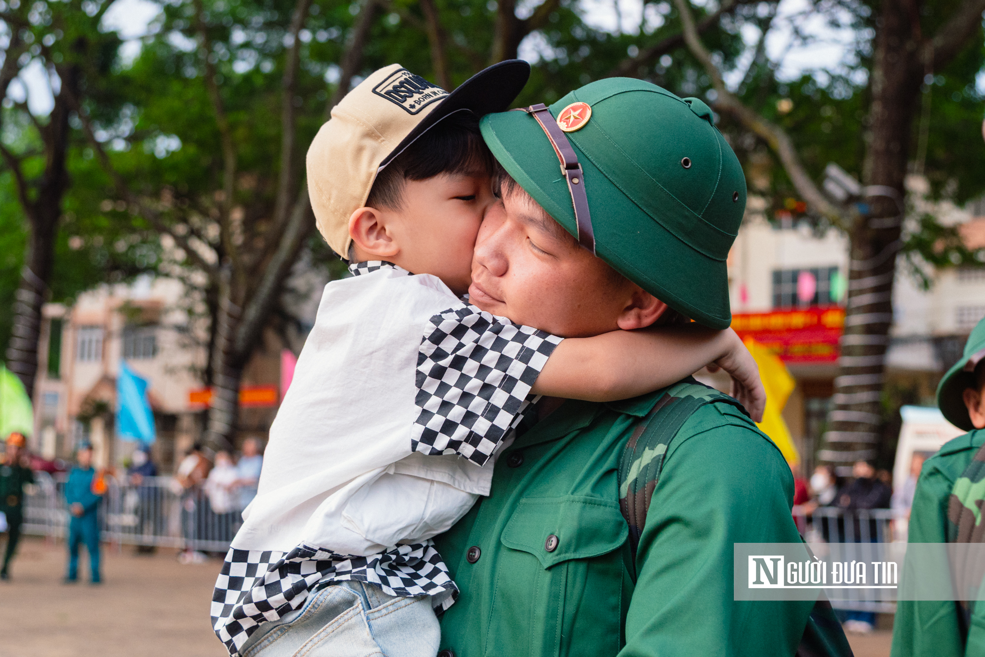 Chùm ảnh: Gia đình, bạn bè bịn rịn tiễn thanh niên lên đường nhập ngũ tại Đắk Lắk- Ảnh 7. Chùm ảnh: Gia đình, bạn bè bịn rịn tiễn thanh niên lên đường nhập ngũ tại Đắk Lắk- Ảnh 7.