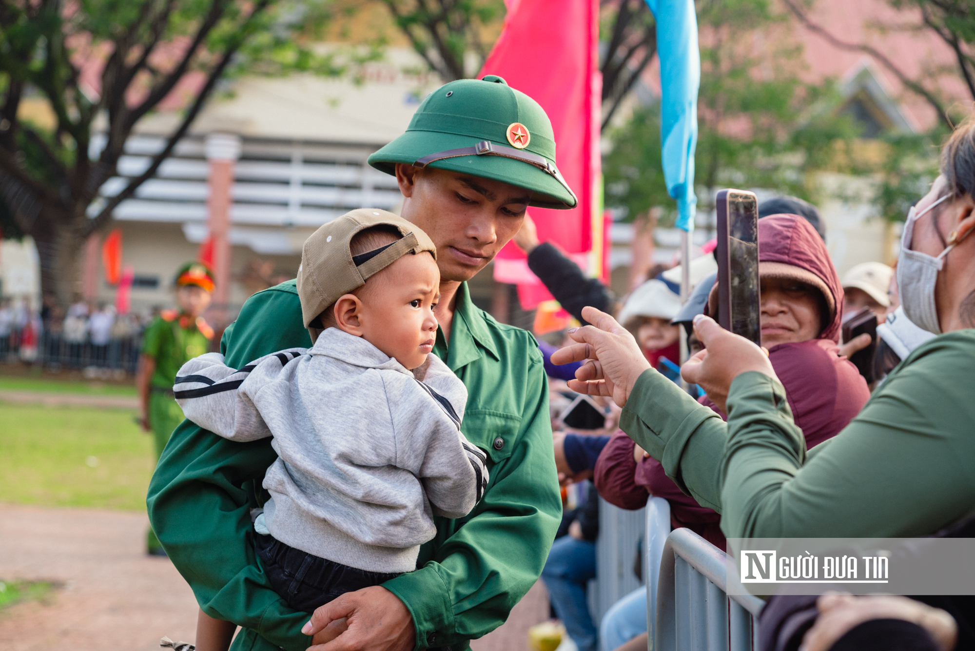 Chùm ảnh: Gia đình, bạn bè bịn rịn tiễn thanh niên lên đường nhập ngũ tại Đắk Lắk- Ảnh 8. Chùm ảnh: Gia đình, bạn bè bịn rịn tiễn thanh niên lên đường nhập ngũ tại Đắk Lắk- Ảnh 8.