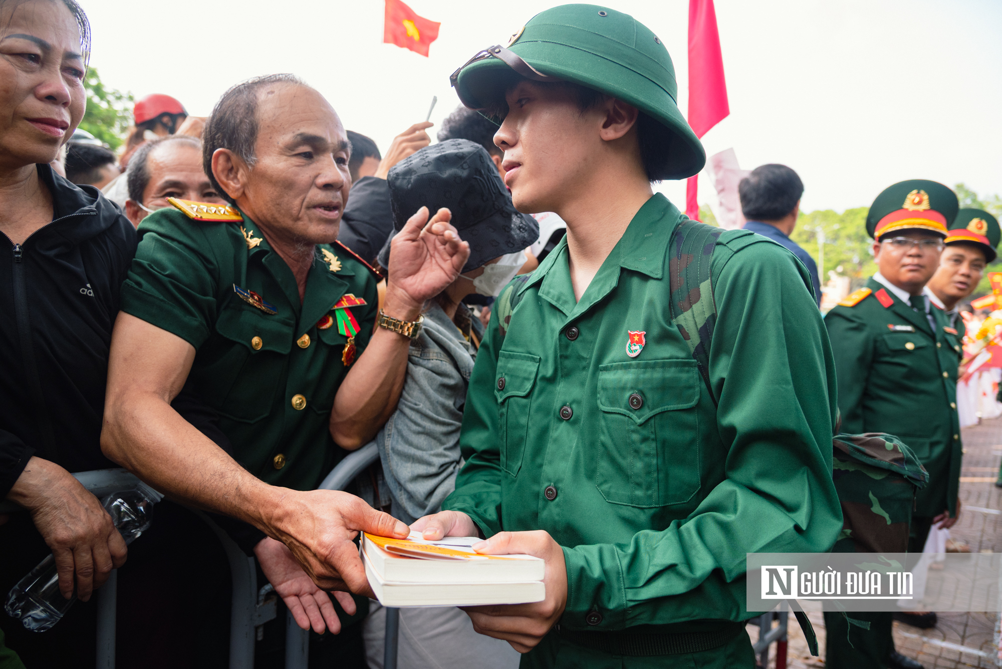 Chùm ảnh: Gia đình, bạn bè bịn rịn tiễn thanh niên lên đường nhập ngũ tại Đắk Lắk- Ảnh 10. Chùm ảnh: Gia đình, bạn bè bịn rịn tiễn thanh niên lên đường nhập ngũ tại Đắk Lắk- Ảnh 10.