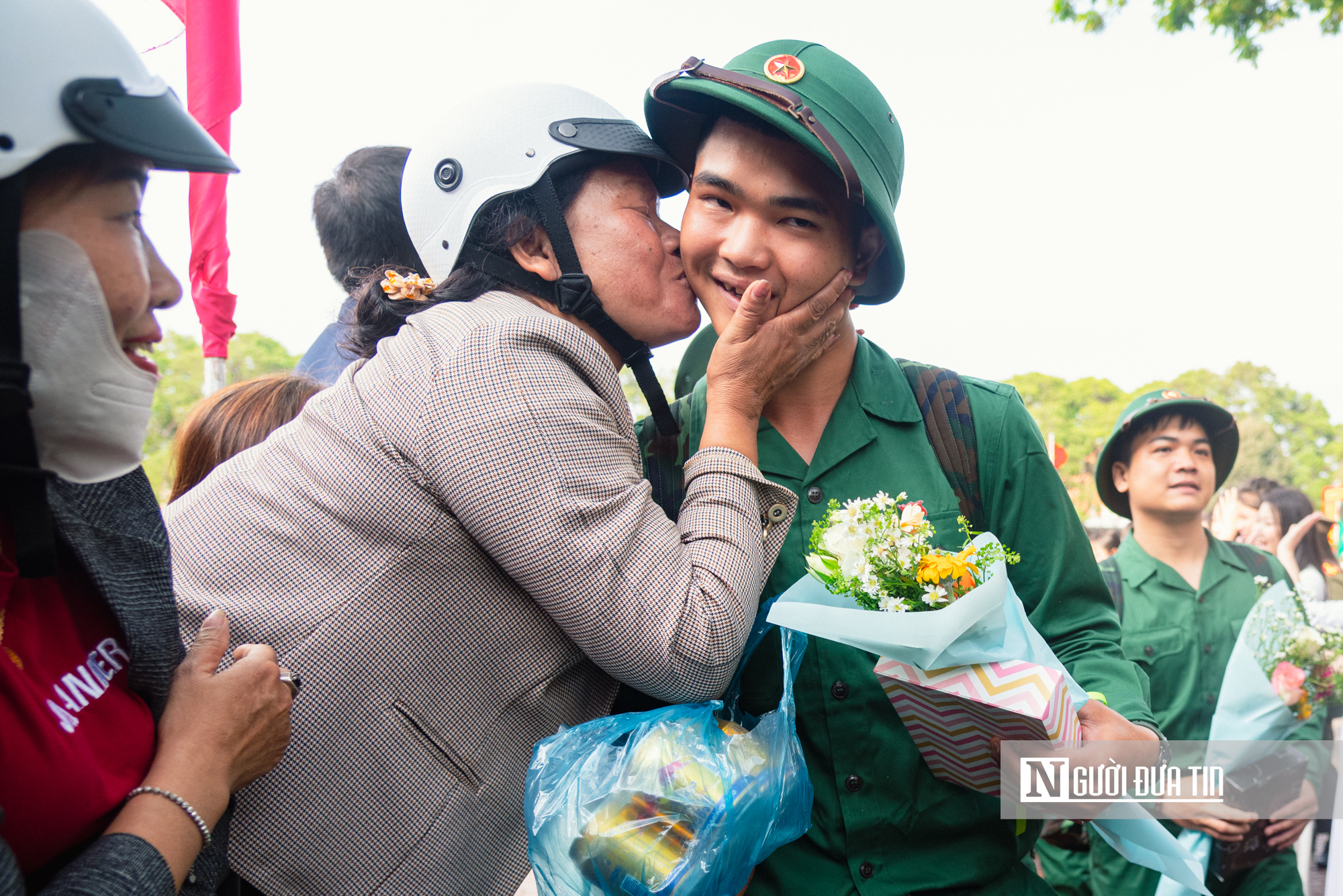Chùm ảnh: Gia đình, bạn bè bịn rịn tiễn thanh niên lên đường nhập ngũ tại Đắk Lắk- Ảnh 11. Chùm ảnh: Gia đình, bạn bè bịn rịn tiễn thanh niên lên đường nhập ngũ tại Đắk Lắk- Ảnh 11.