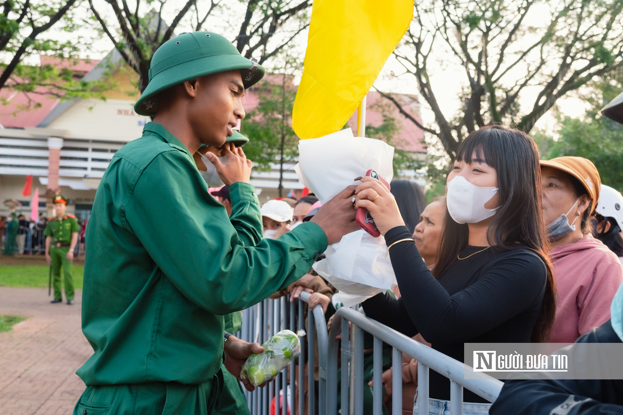 Chùm ảnh: Gia đình, bạn bè bịn rịn tiễn thanh niên lên đường nhập ngũ tại Đắk Lắk- Ảnh 12. Chùm ảnh: Gia đình, bạn bè bịn rịn tiễn thanh niên lên đường nhập ngũ tại Đắk Lắk- Ảnh 12.