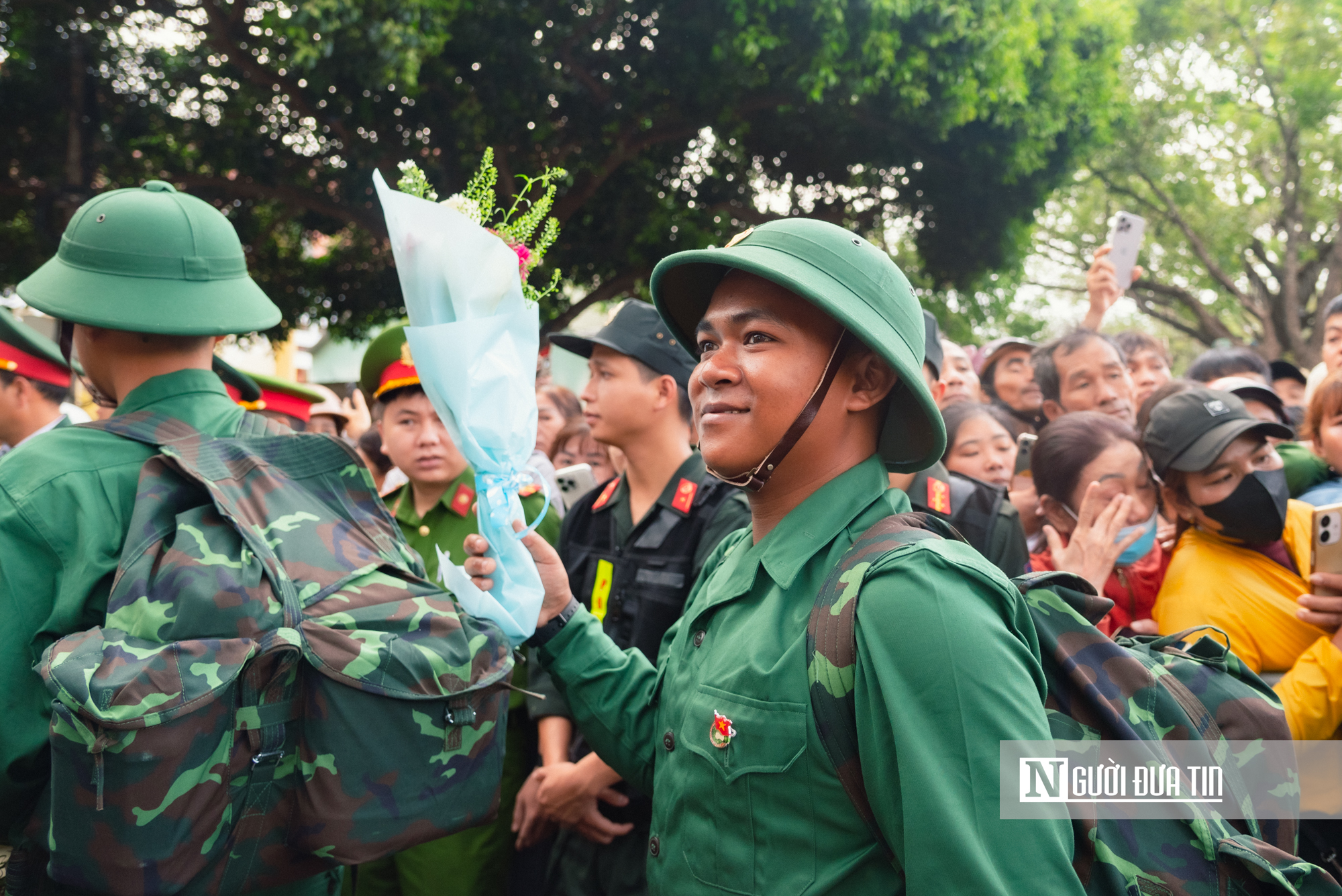Chùm ảnh: Gia đình, bạn bè bịn rịn tiễn thanh niên lên đường nhập ngũ tại Đắk Lắk- Ảnh 14. Chùm ảnh: Gia đình, bạn bè bịn rịn tiễn thanh niên lên đường nhập ngũ tại Đắk Lắk- Ảnh 14.