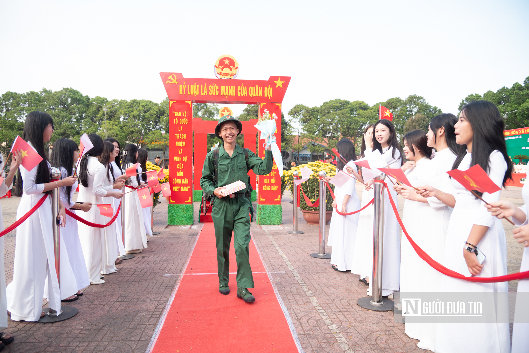 Chùm ảnh: Gia đình, bạn bè bịn rịn tiễn thanh niên lên đường nhập ngũ tại Đắk Lắk- Ảnh 15. Chùm ảnh: Gia đình, bạn bè bịn rịn tiễn thanh niên lên đường nhập ngũ tại Đắk Lắk- Ảnh 15.