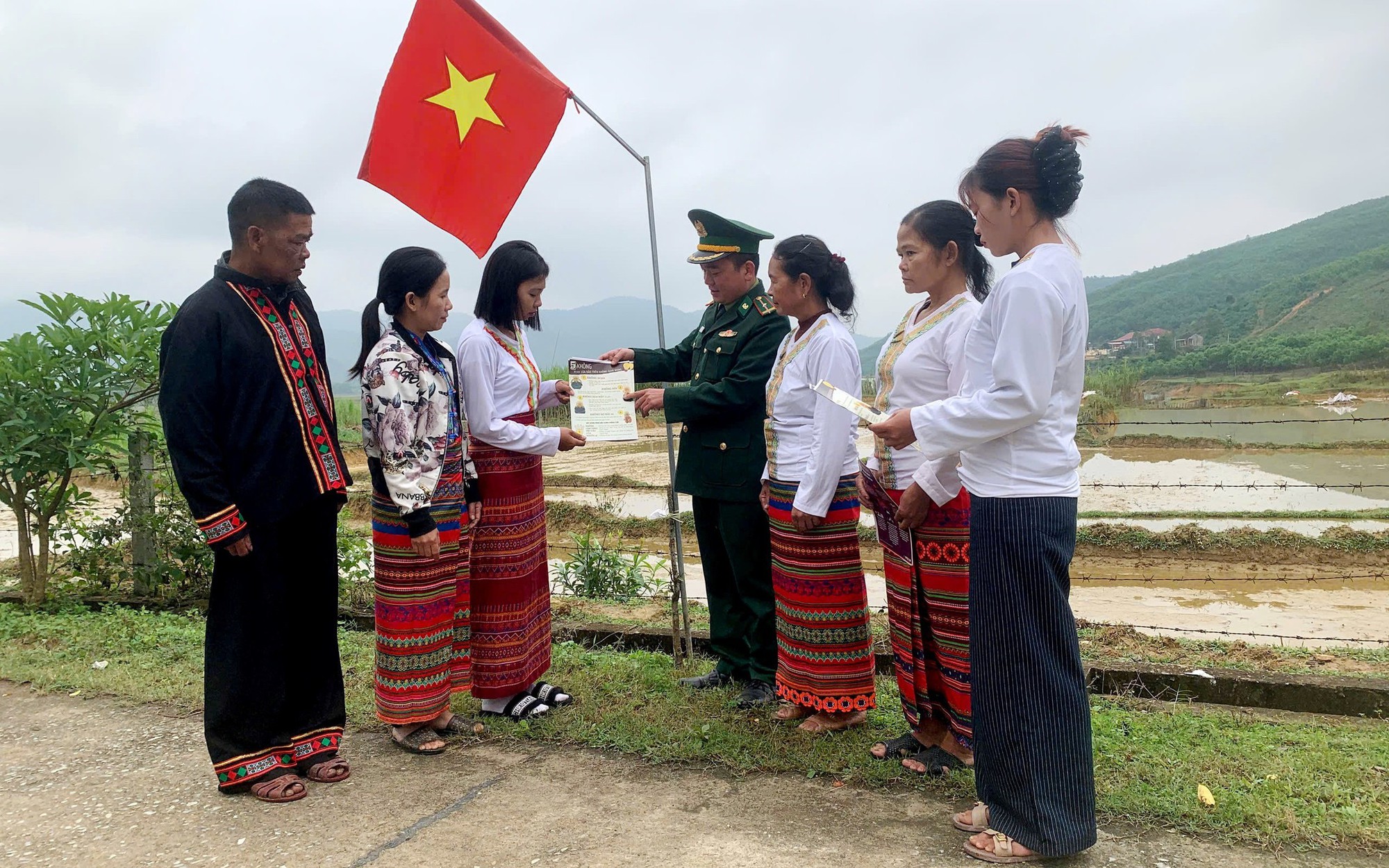 Bản Rào Tre: Cầu nối tuyên truyền bầu cử cho đồng bào dân tộc Chứt