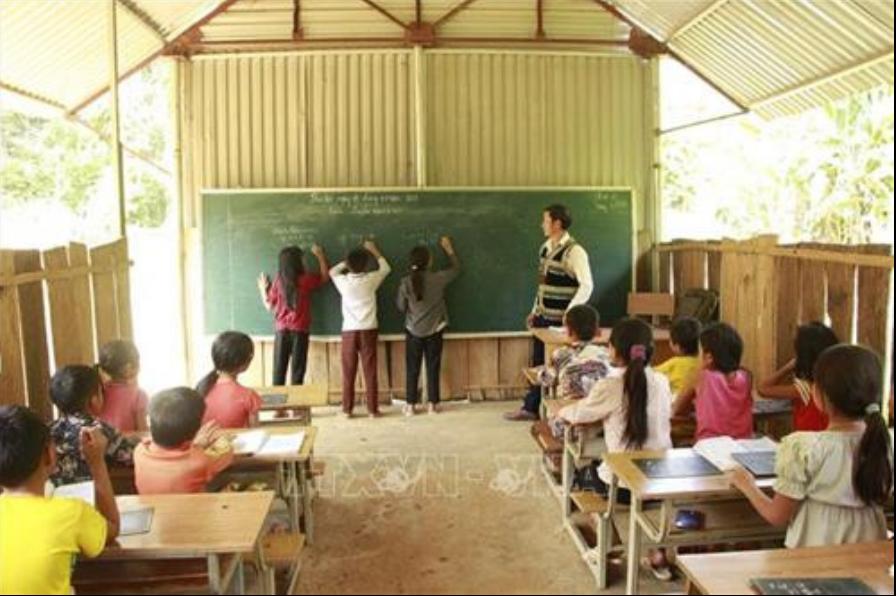 Bắt buộc trẻ em học hết lớp 9: Cha mẹ phải chịu trách nhiệm nếu con bỏ học - Ảnh 1.