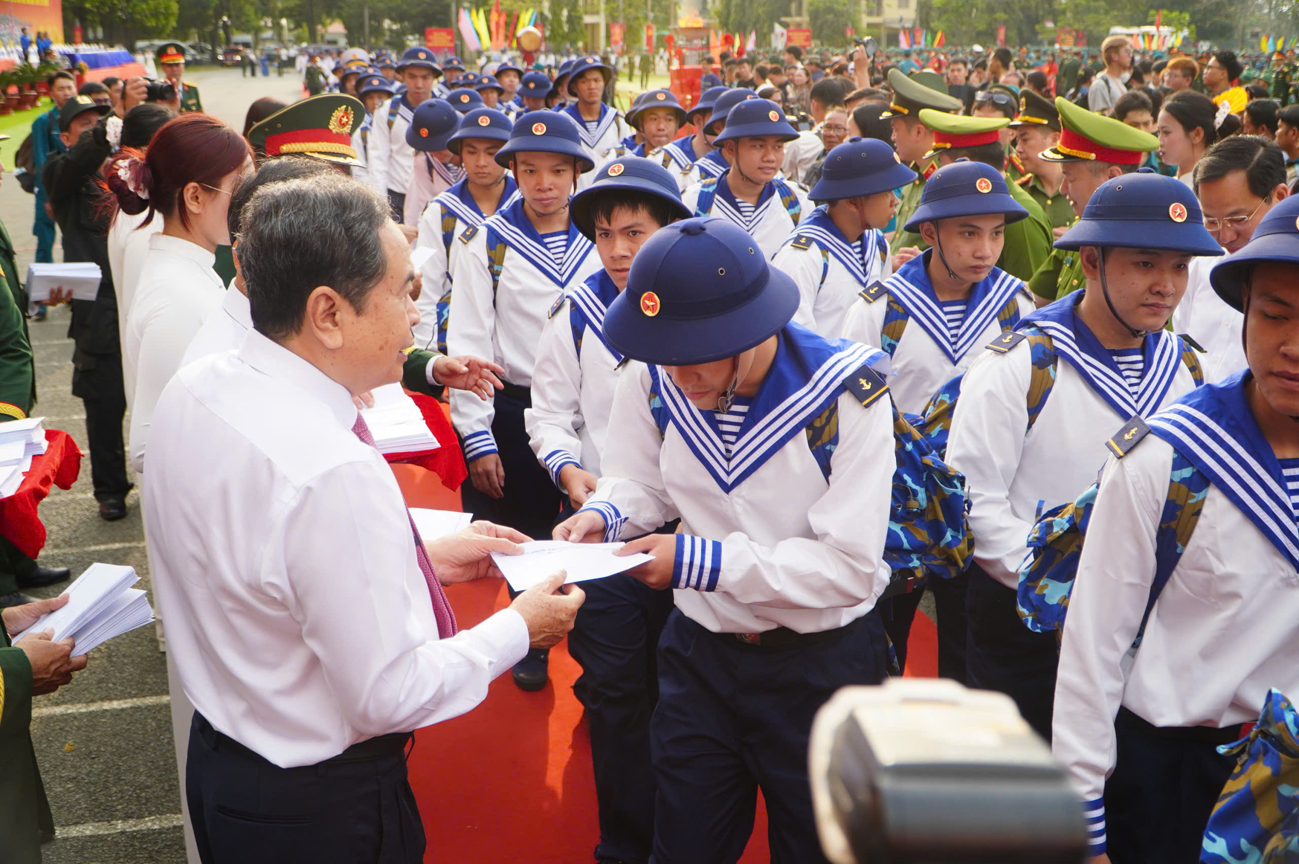 Chủ tịch Quốc hội Trần Thanh Mẫn dự lễ giao nhận quân tại Tp.HCM- Ảnh 6. Chủ tịch Quốc hội Trần Thanh Mẫn dự lễ giao nhận quân tại Tp.HCM- Ảnh 6.