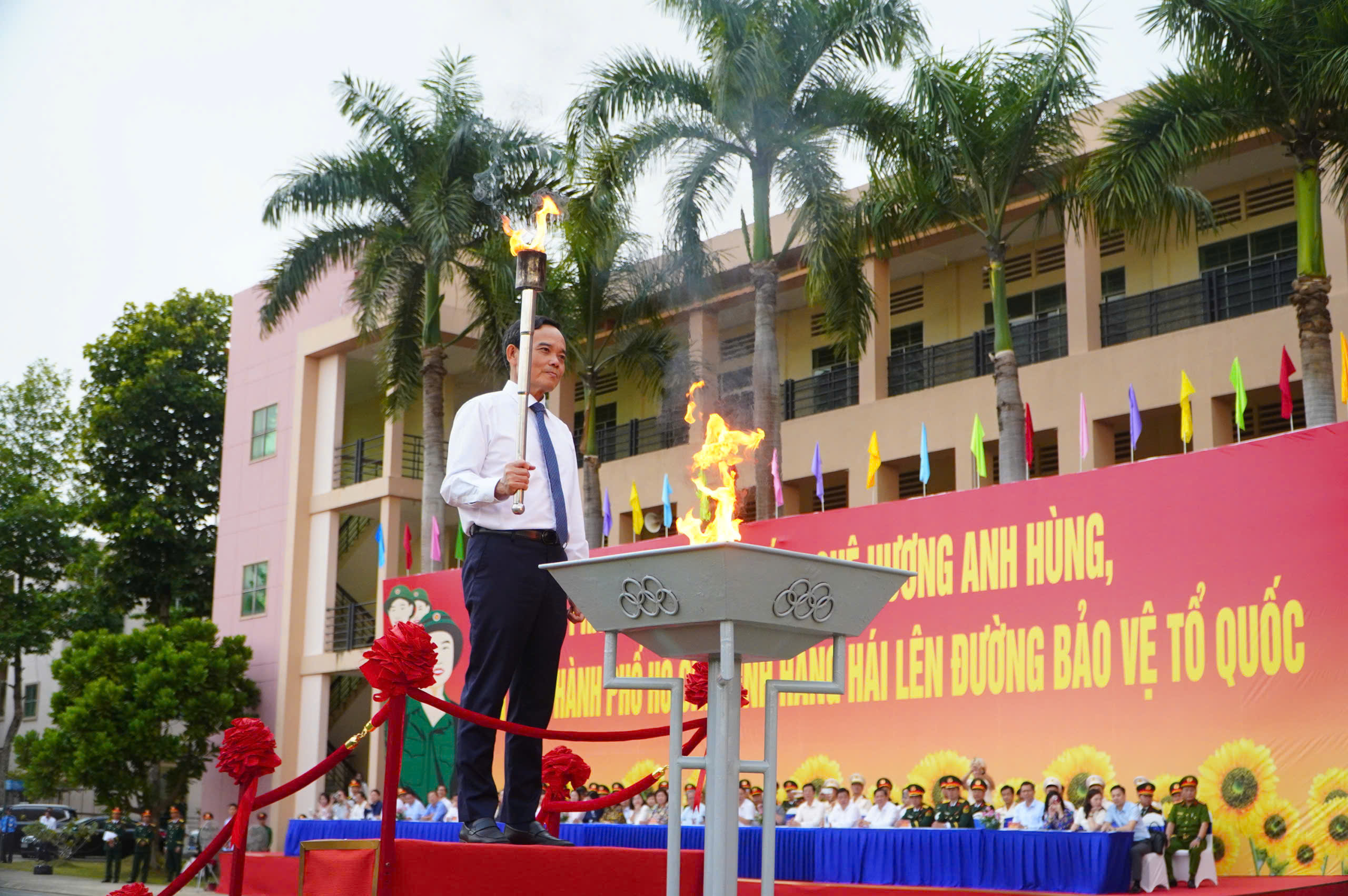 Chủ tịch Quốc hội Trần Thanh Mẫn dự lễ giao nhận quân tại Tp.HCM- Ảnh 7. Chủ tịch Quốc hội Trần Thanh Mẫn dự lễ giao nhận quân tại Tp.HCM- Ảnh 7.