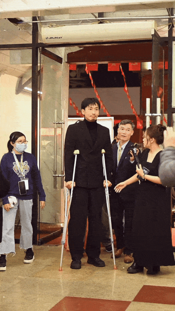 "Nam diễn vi&ecirc;n phim trăm tỷ" khiến kh&aacute;n giả lo lắng - Ảnh 1.