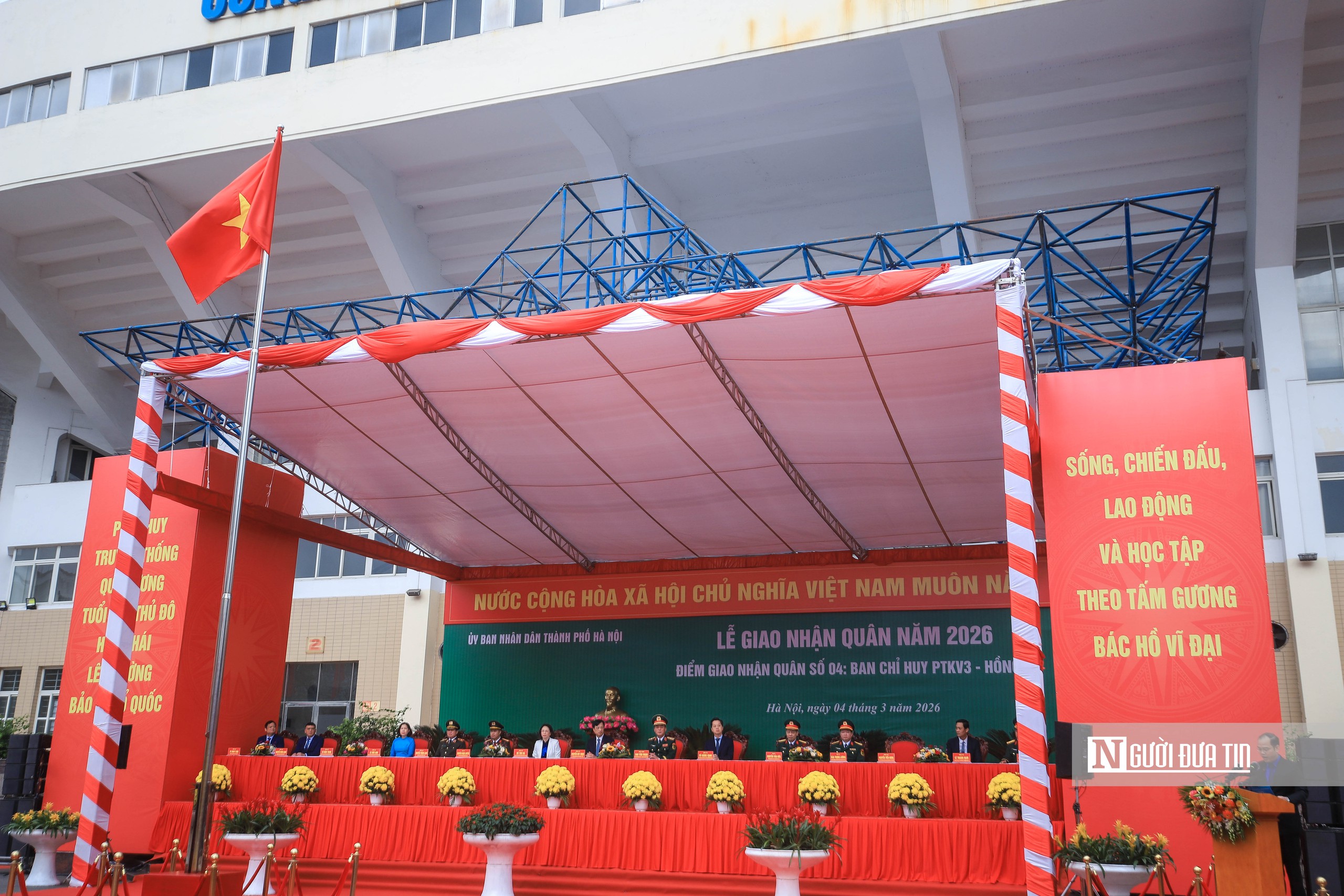 Bí thư Hà Nội tặng hoa, động viên 440 tân binh lên đường nhập ngũ- Ảnh 1. Bí thư Hà Nội tặng hoa, động viên 440 tân binh lên đường nhập ngũ- Ảnh 1.