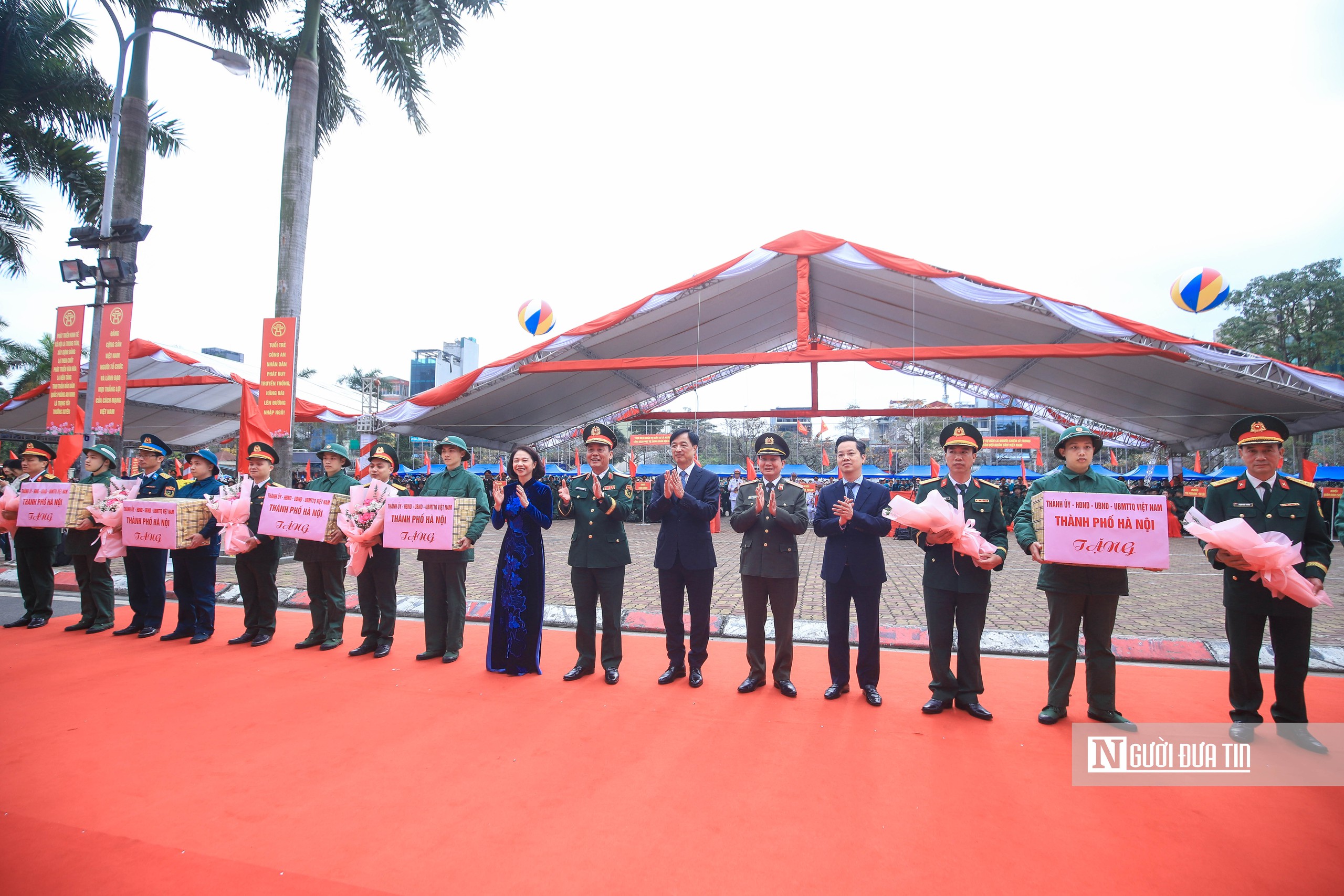 Bí thư Hà Nội tặng hoa, động viên 440 tân binh lên đường nhập ngũ- Ảnh 12. Bí thư Hà Nội tặng hoa, động viên 440 tân binh lên đường nhập ngũ- Ảnh 12.