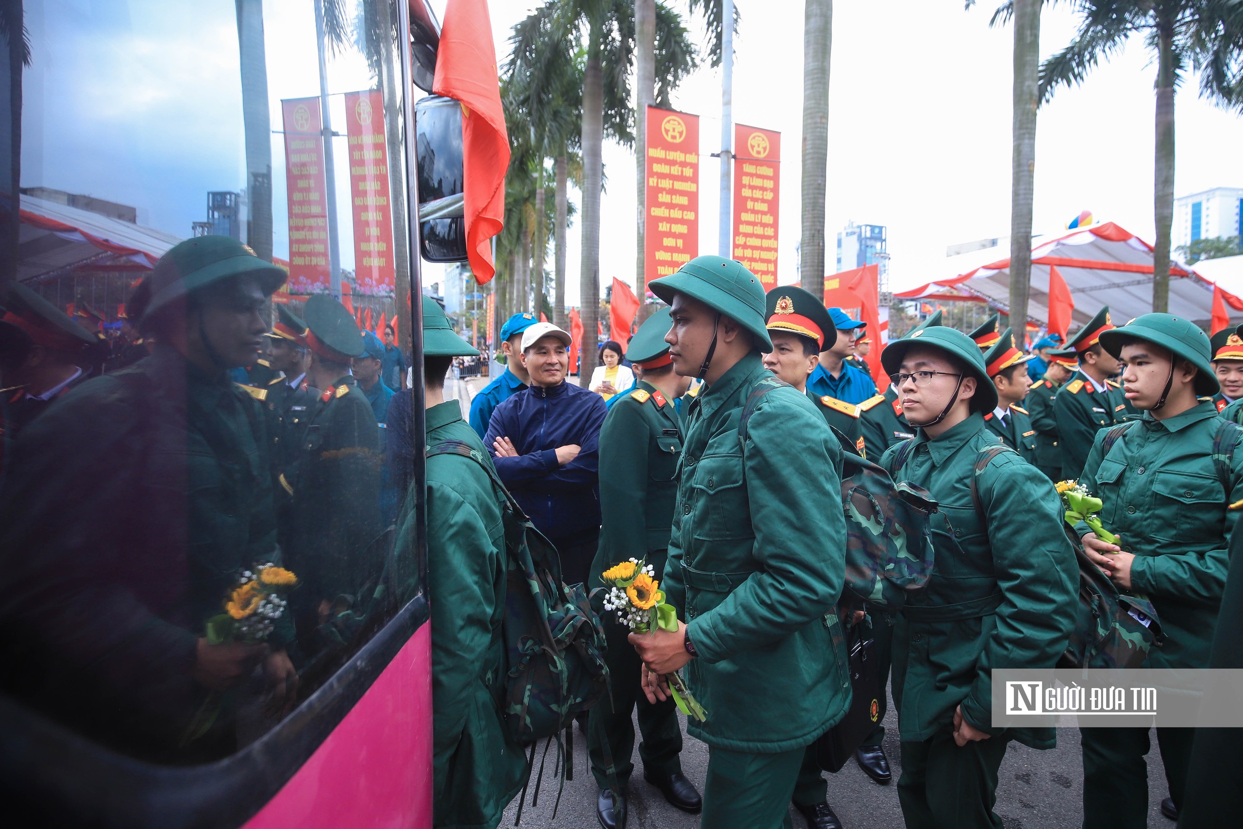 Bí thư Hà Nội tặng hoa, động viên 440 tân binh lên đường nhập ngũ- Ảnh 16. Bí thư Hà Nội tặng hoa, động viên 440 tân binh lên đường nhập ngũ- Ảnh 16.