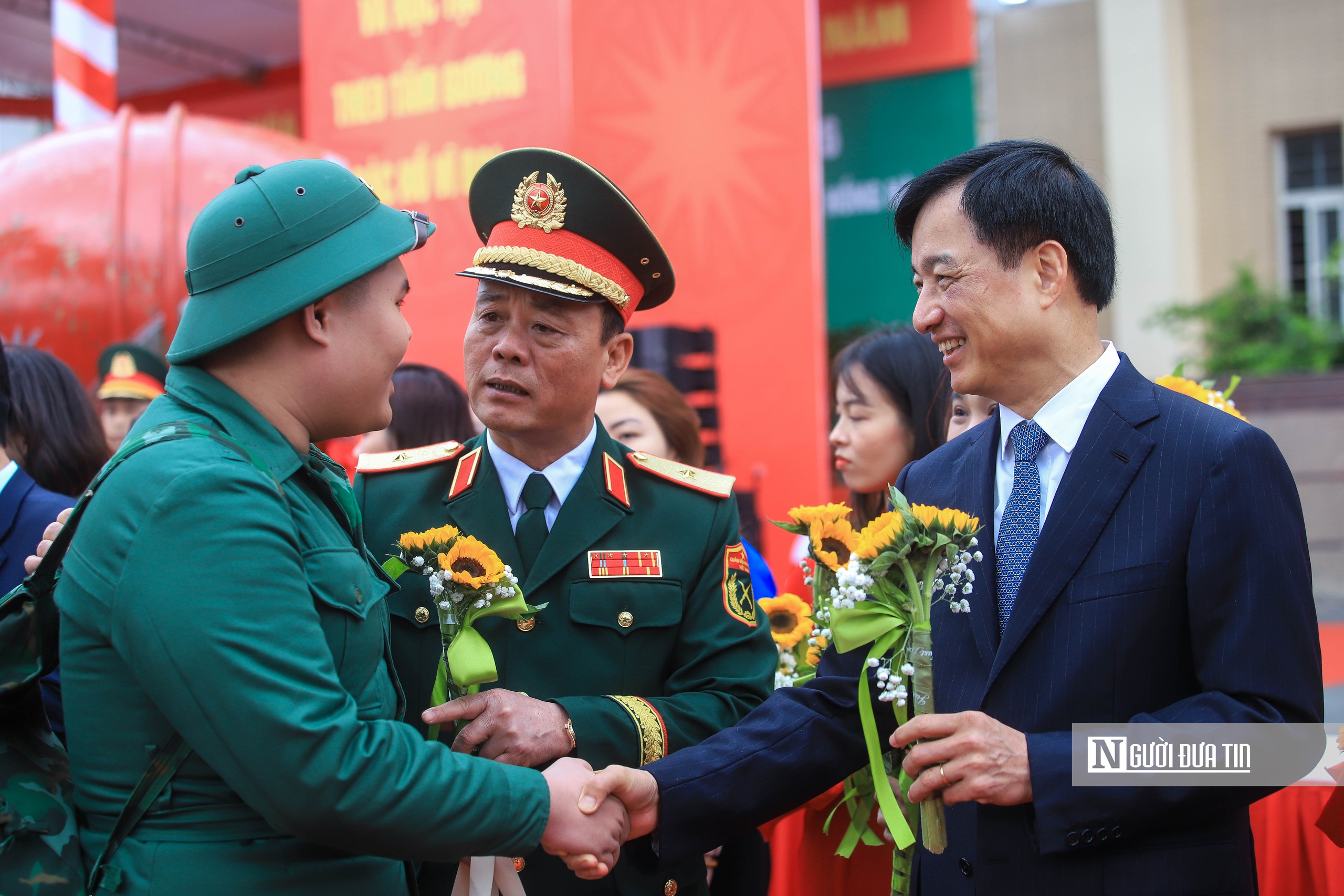 Bí thư Hà Nội tặng hoa, động viên 440 tân binh lên đường nhập ngũ- Ảnh 13. Bí thư Hà Nội tặng hoa, động viên 440 tân binh lên đường nhập ngũ- Ảnh 13.