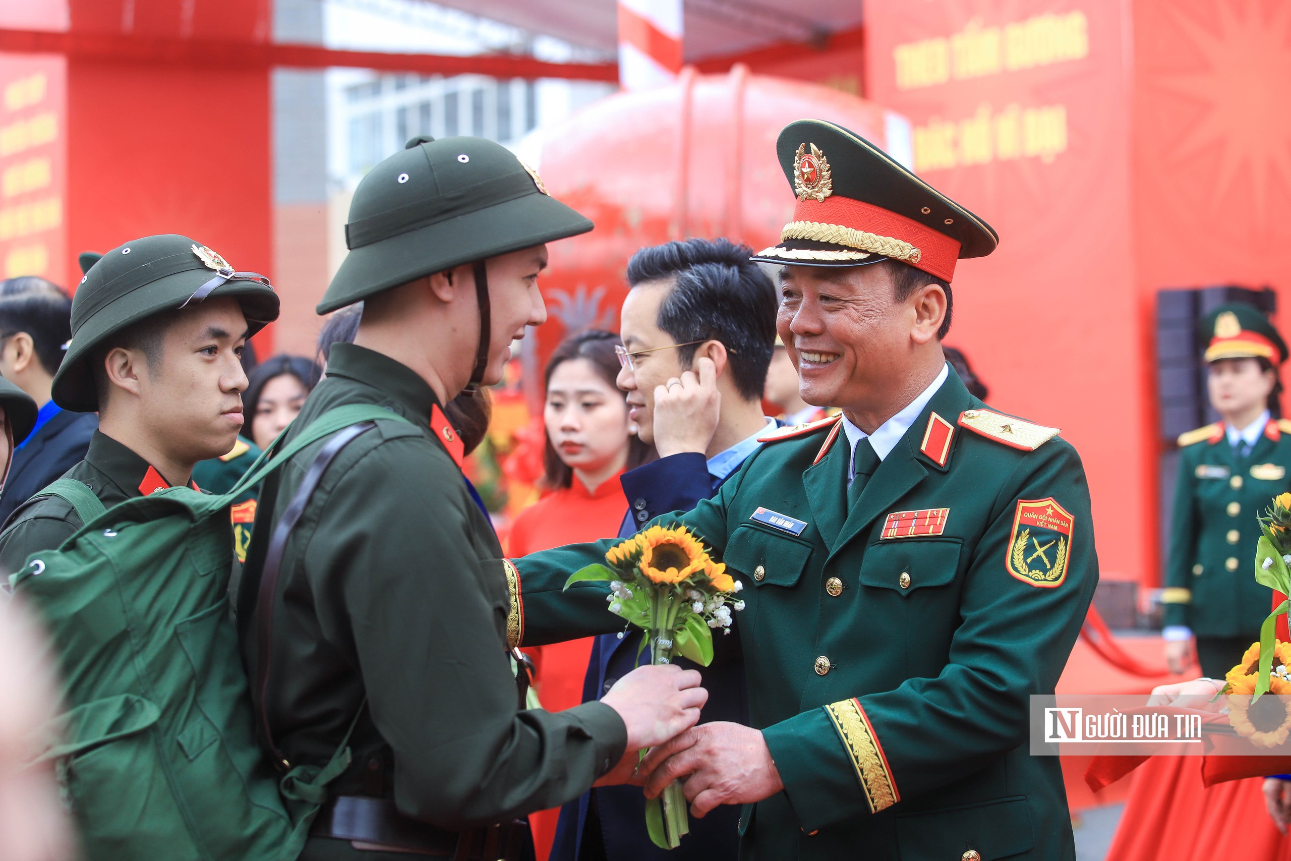 Bí thư Hà Nội tặng hoa, động viên 440 tân binh lên đường nhập ngũ- Ảnh 10. Bí thư Hà Nội tặng hoa, động viên 440 tân binh lên đường nhập ngũ- Ảnh 10.