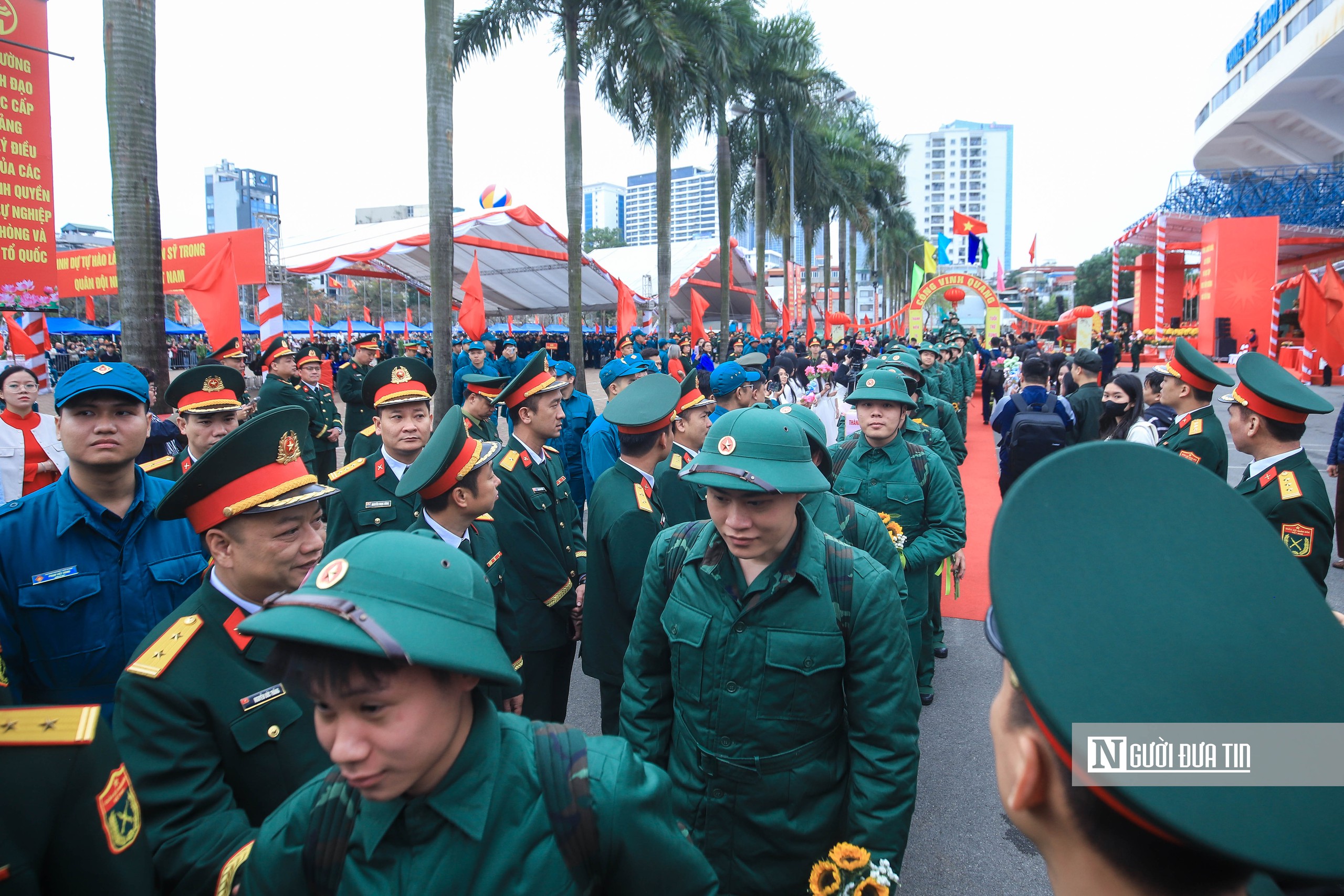 Bí thư Hà Nội tặng hoa, động viên 440 tân binh lên đường nhập ngũ- Ảnh 15. Bí thư Hà Nội tặng hoa, động viên 440 tân binh lên đường nhập ngũ- Ảnh 15.