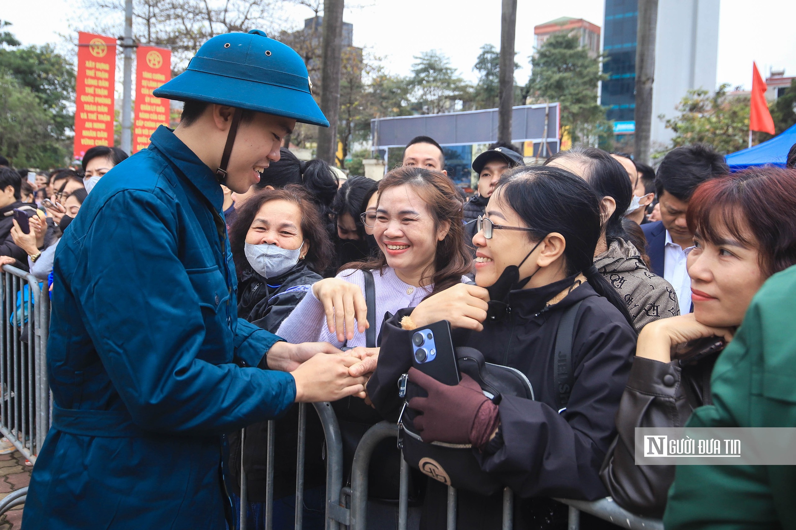 Bí thư Hà Nội tặng hoa, động viên 440 tân binh lên đường nhập ngũ- Ảnh 17. Bí thư Hà Nội tặng hoa, động viên 440 tân binh lên đường nhập ngũ- Ảnh 17.