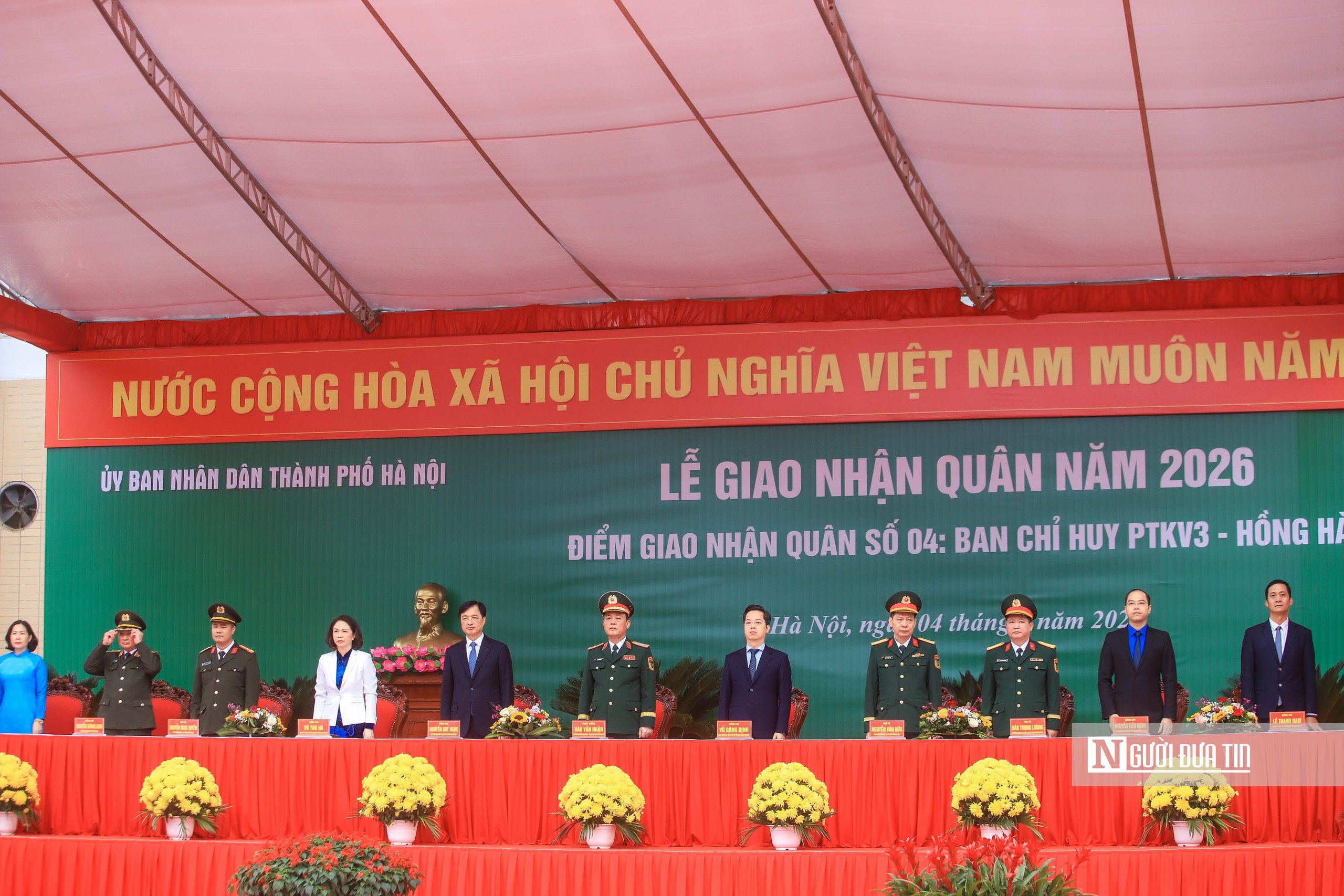 Bí thư Hà Nội tặng hoa, động viên 440 tân binh lên đường nhập ngũ- Ảnh 2. Bí thư Hà Nội tặng hoa, động viên 440 tân binh lên đường nhập ngũ- Ảnh 2.