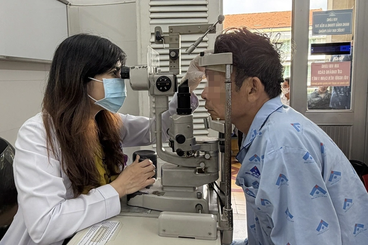 Xem đốt pháo, người đàn ông 46 tuổi mù hai mắt - Ảnh 1.