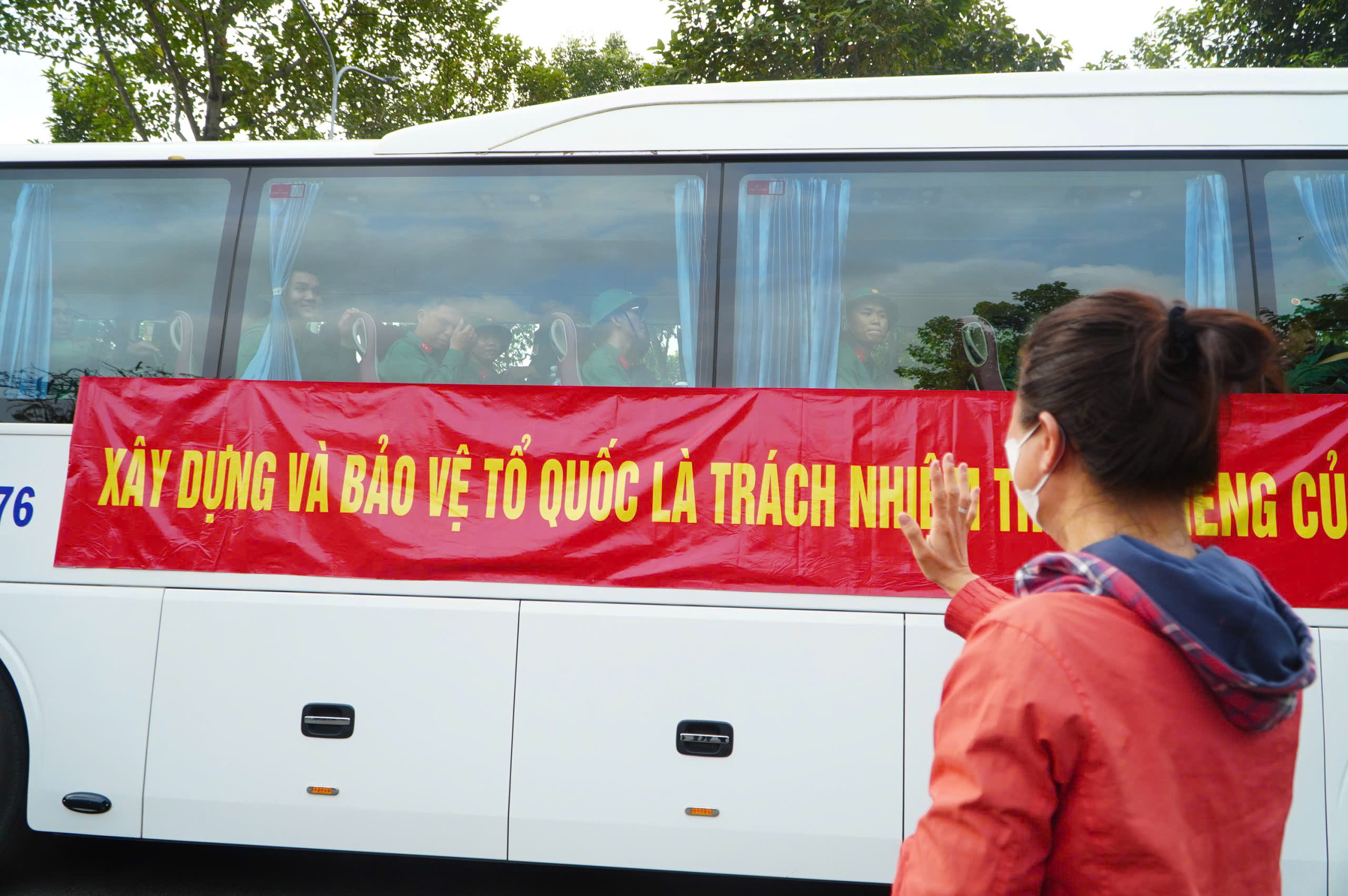 Chủ tịch Quốc hội Trần Thanh Mẫn dự lễ giao nhận quân tại Tp.HCM- Ảnh 10. Chủ tịch Quốc hội Trần Thanh Mẫn dự lễ giao nhận quân tại Tp.HCM- Ảnh 10.