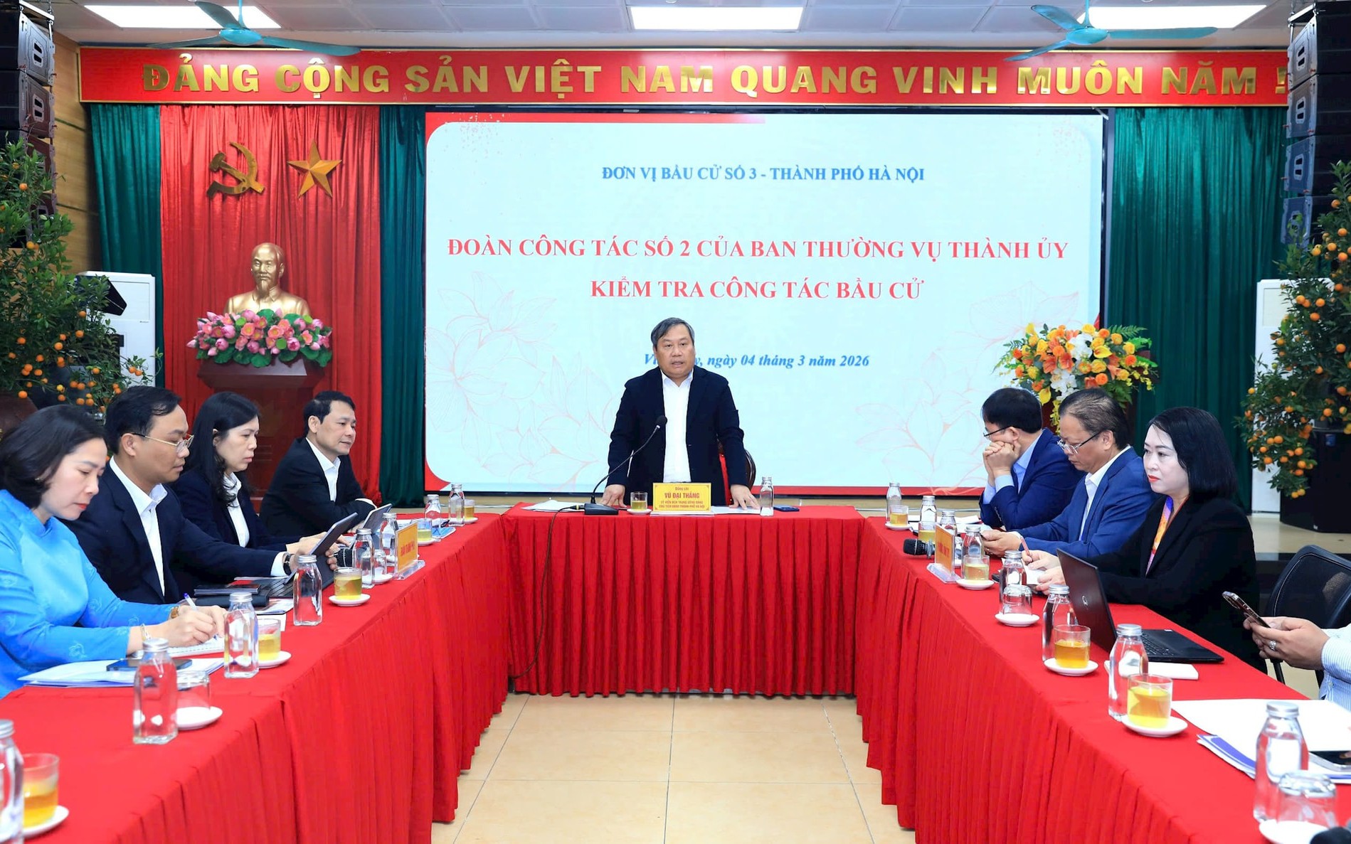 Chủ tịch Hà Nội Vũ Đại Thắng kiểm tra công tác bầu cử tại ba phường trọng điểm