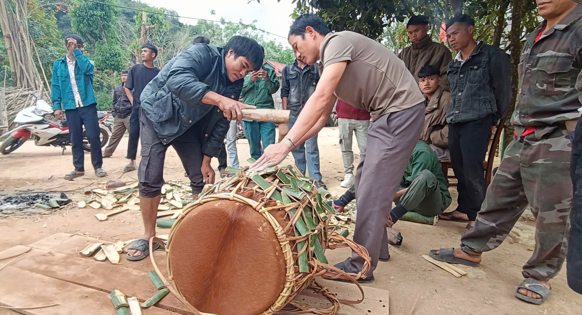 Lễ hội Đập trống và chuyện tình "một đêm" kỳ lạ giữa đại ngàn Trường Sơn- Ảnh 3.