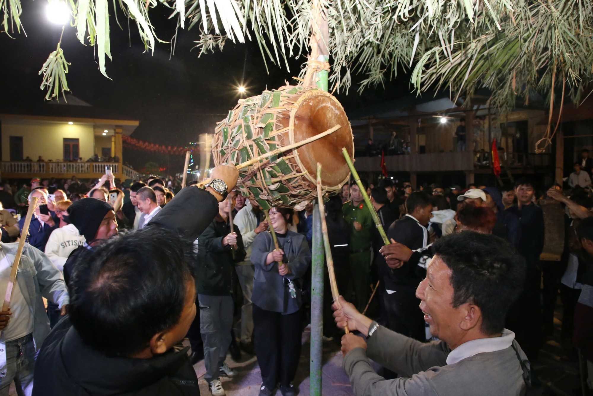Lễ hội Đập trống và chuyện tình "một đêm" kỳ lạ giữa đại ngàn Trường Sơn- Ảnh 1.