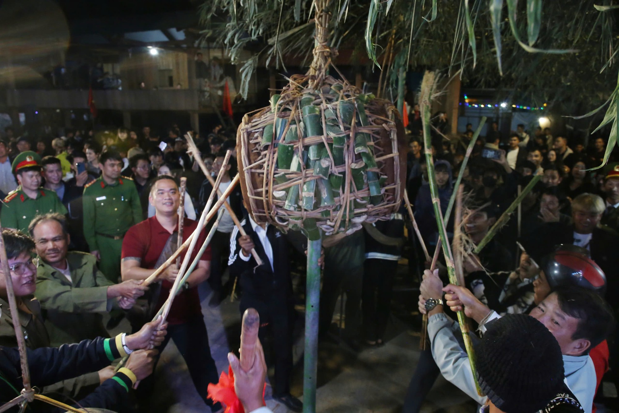 Lễ hội Đập trống và chuyện tình "một đêm" kỳ lạ giữa đại ngàn Trường Sơn- Ảnh 8.