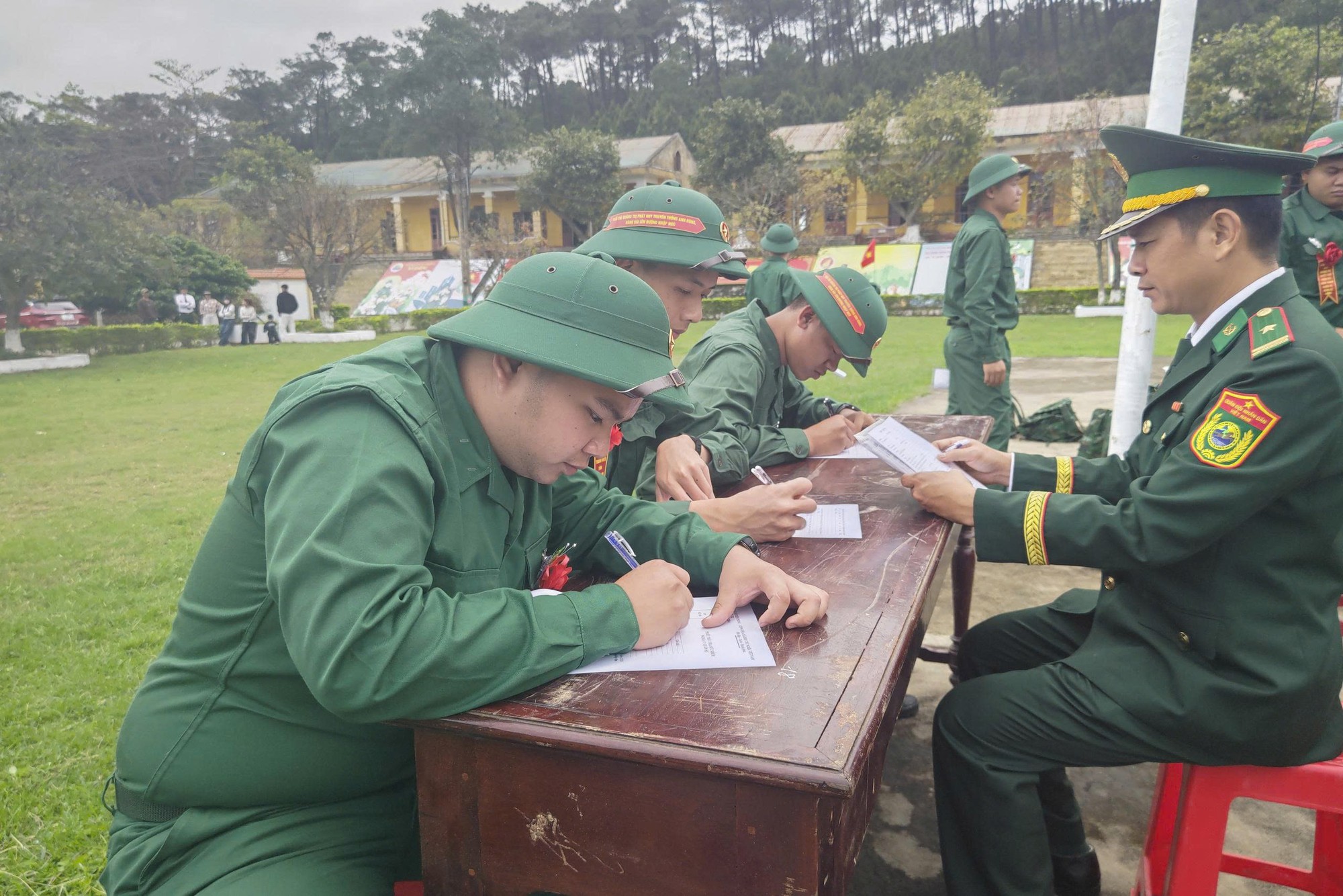 Bữa cơm đầu tiên của 205 tân binh sau khi nhập ngũ- Ảnh 2.