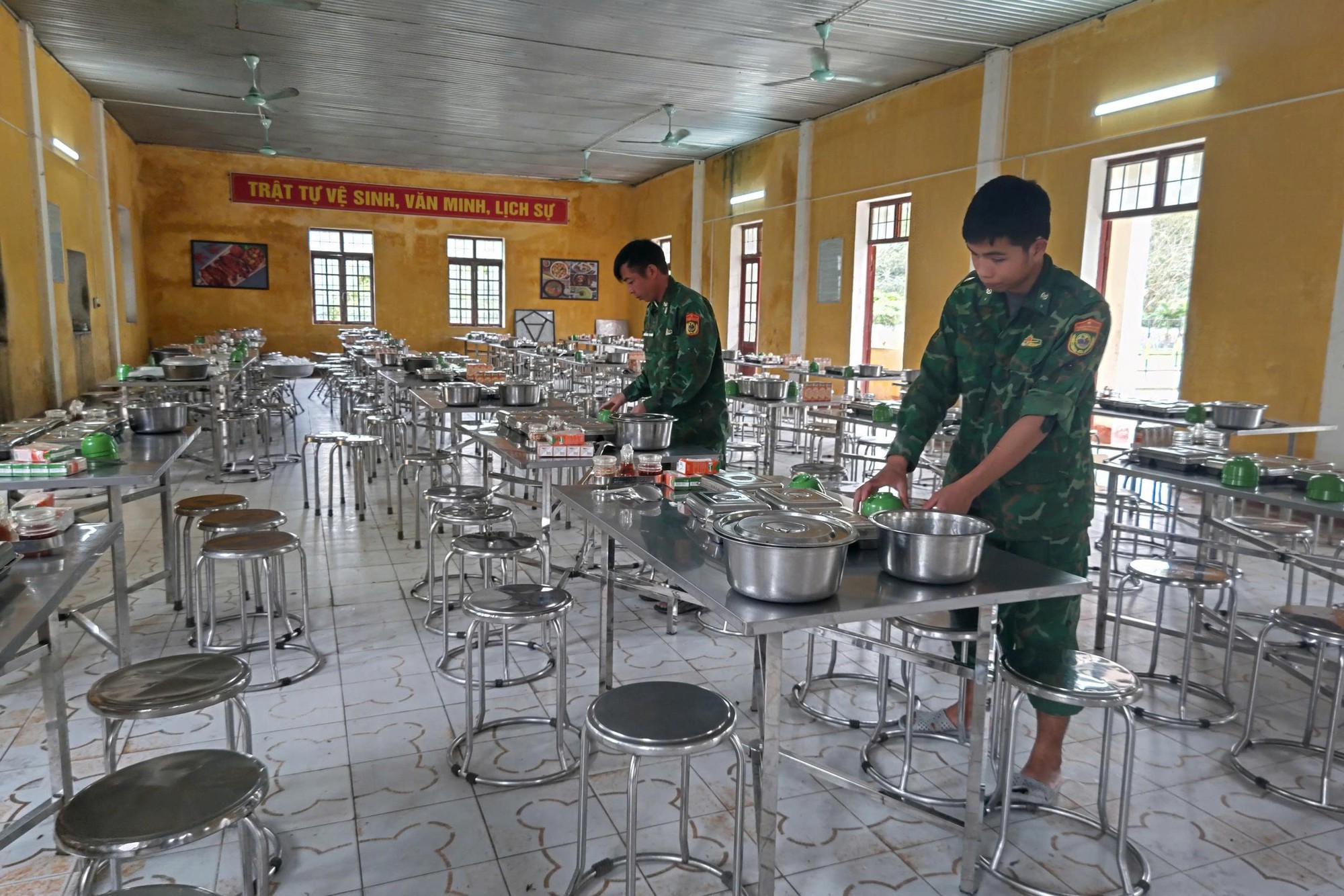 Bữa cơm đầu tiên của 205 tân binh sau khi nhập ngũ- Ảnh 7.