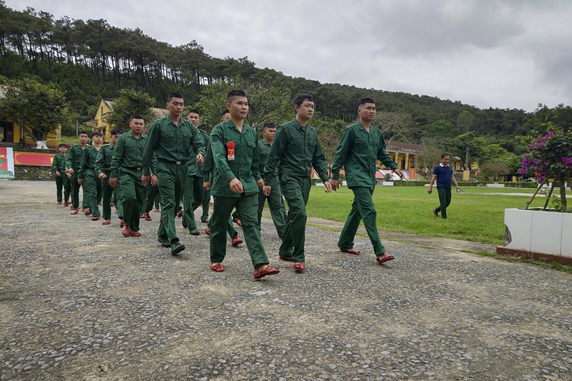 Bữa cơm đầu tiên của 205 tân binh sau khi nhập ngũ- Ảnh 6.