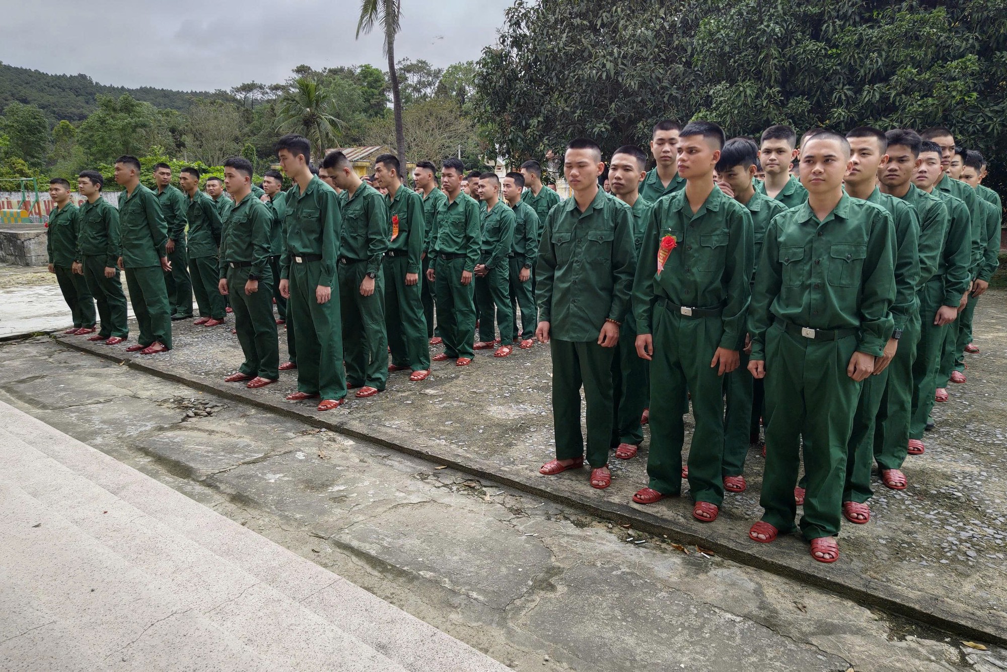 Bữa cơm đầu tiên của 205 tân binh sau khi nhập ngũ- Ảnh 5.