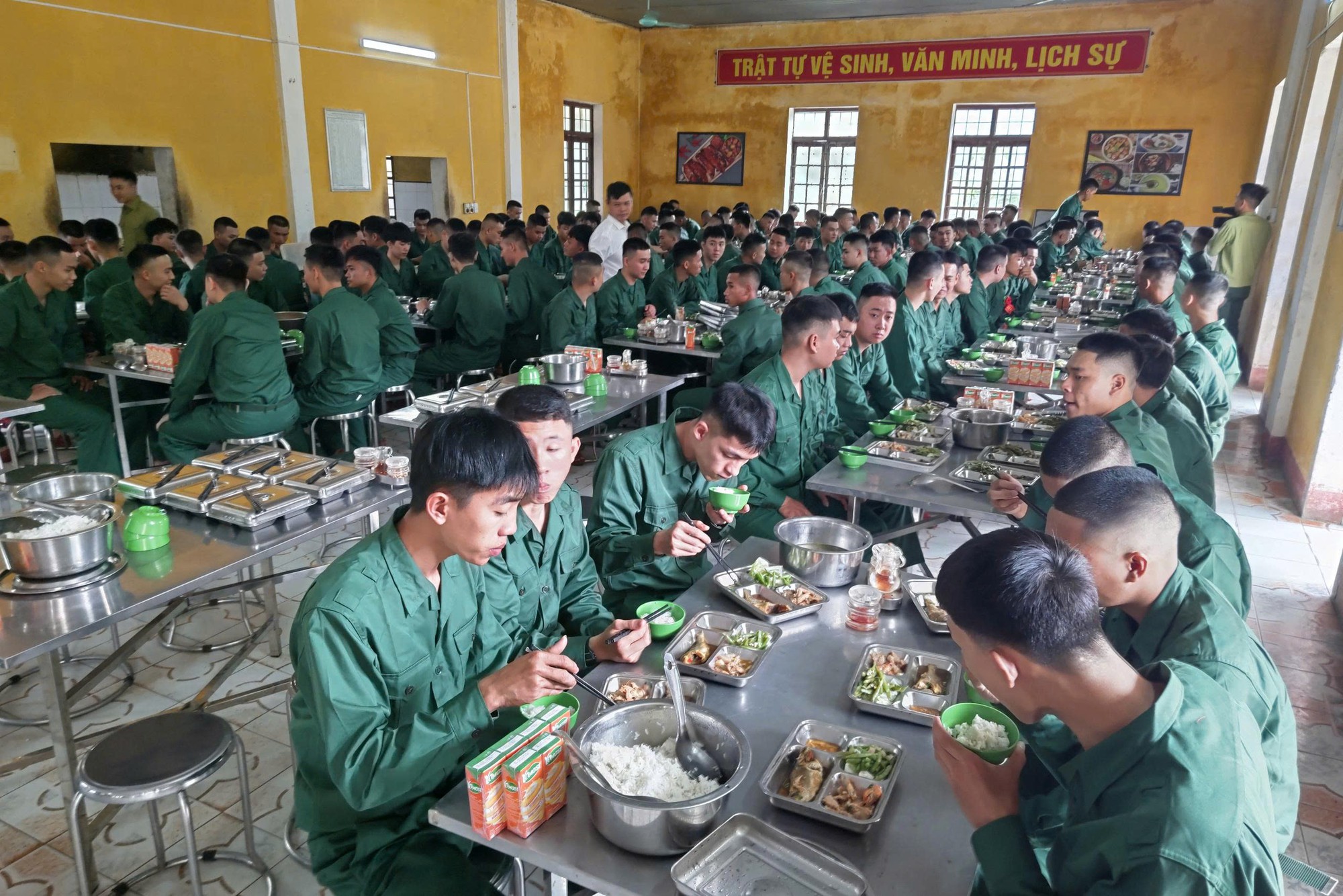 Bữa cơm đầu tiên của 205 tân binh sau khi nhập ngũ- Ảnh 9.