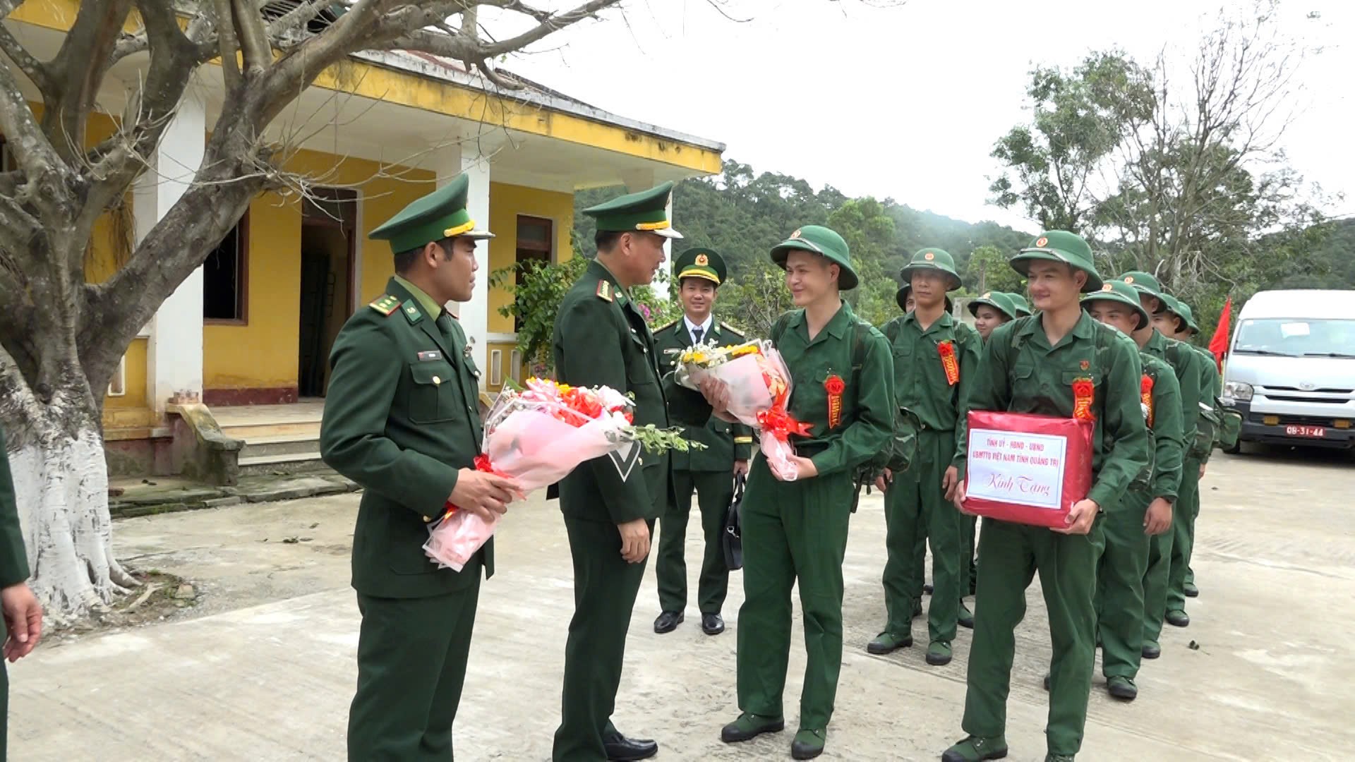 Bữa cơm đầu tiên của 205 tân binh sau khi nhập ngũ- Ảnh 1.