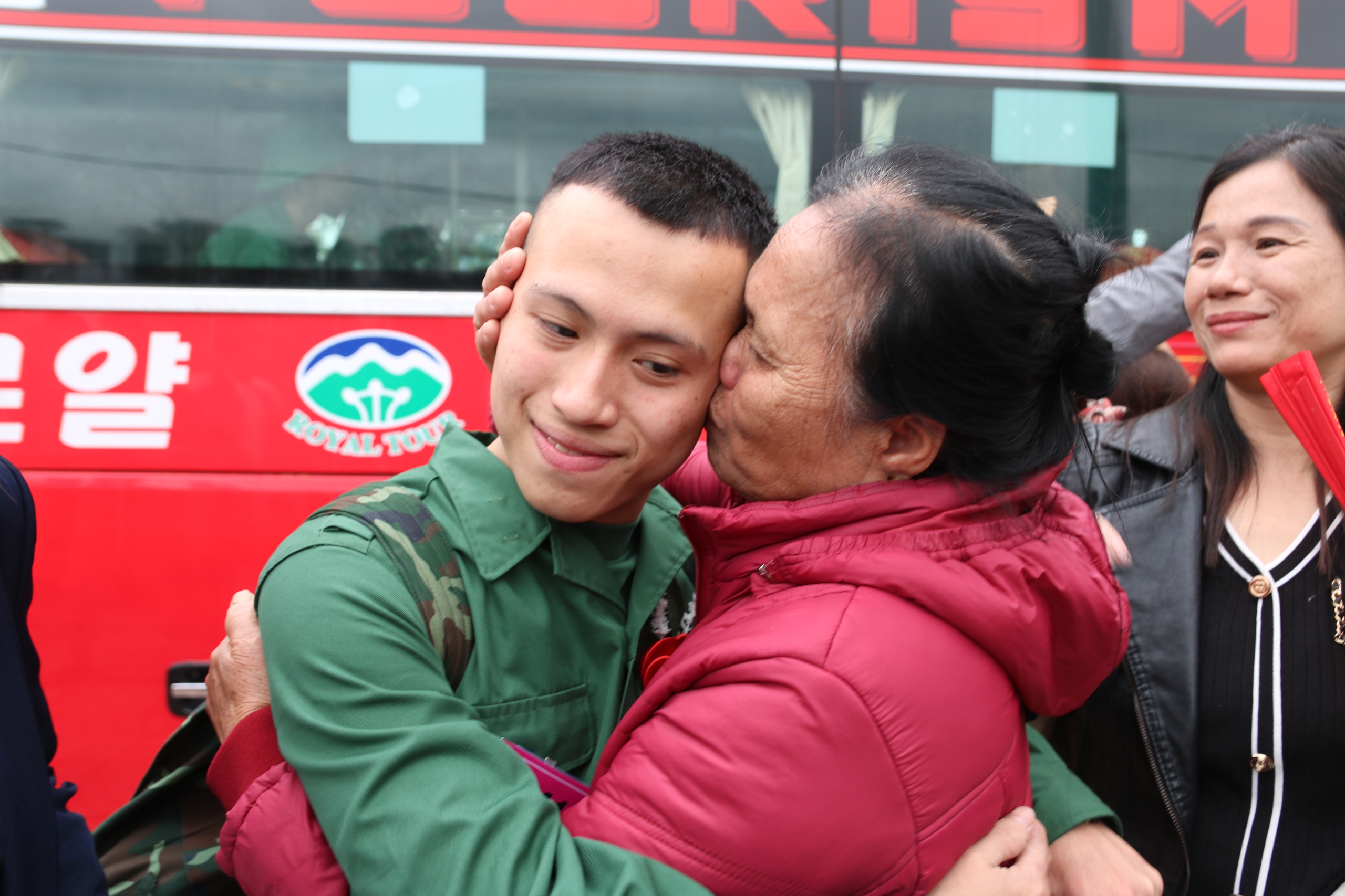 Nước mắt bịn rịn chia tay t&acirc;n binh trước giờ nhập ngũ - Ảnh 12.