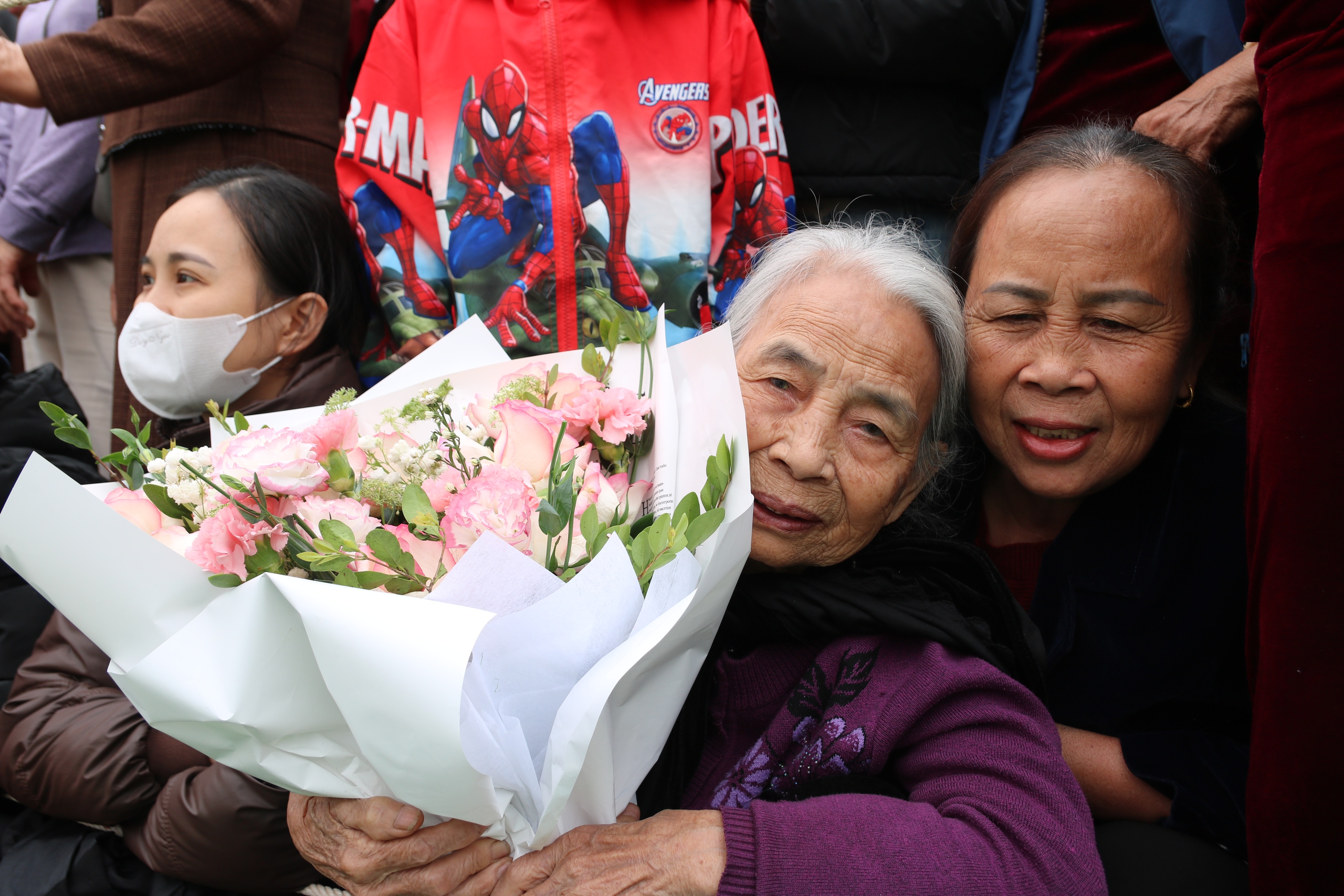 Nước mắt bịn rịn chia tay t&acirc;n binh trước giờ nhập ngũ - Ảnh 10.