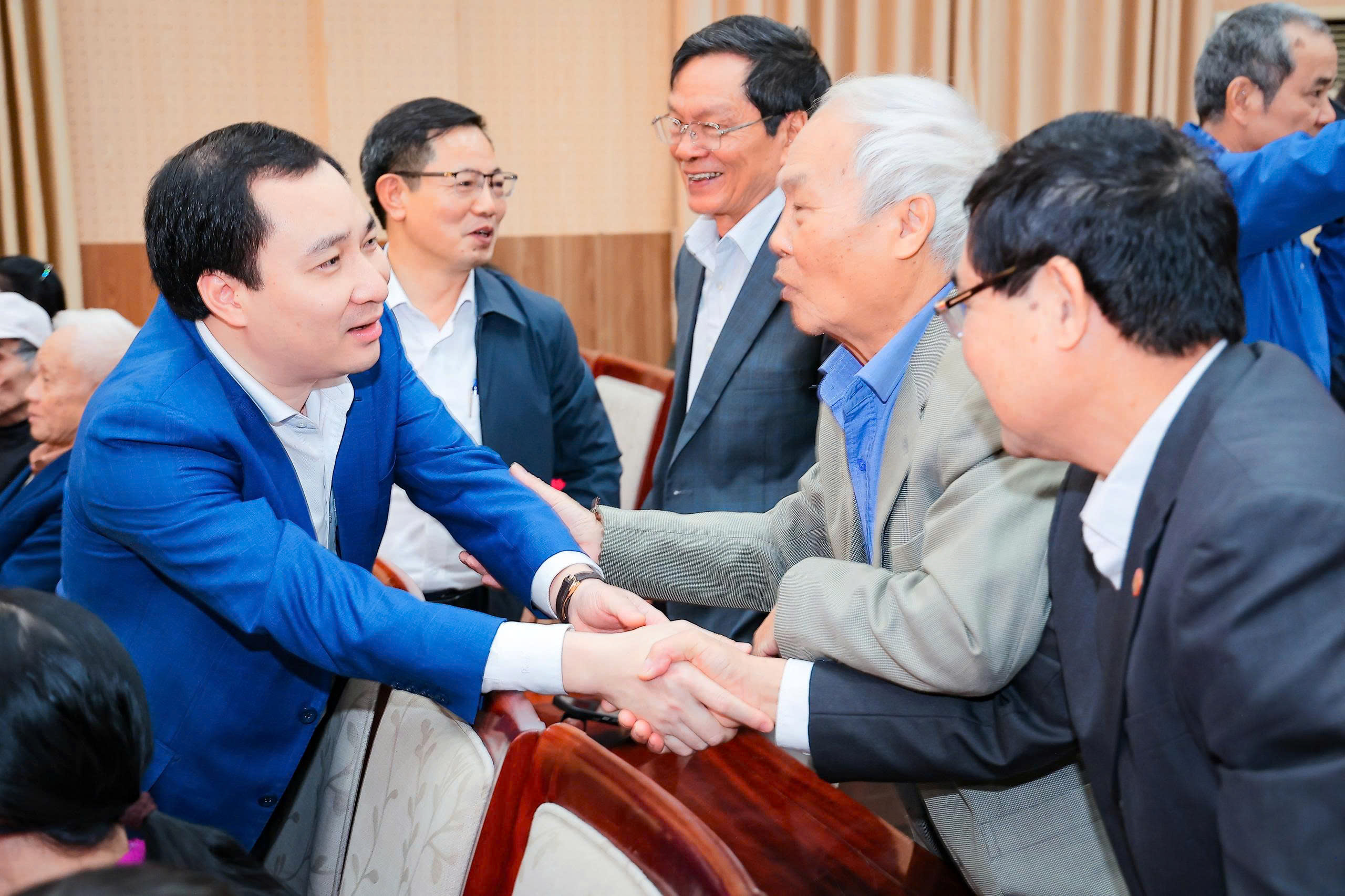 Người dân thấy ấm lòng tại buổi tiếp xúc cử tri của ứng cử viên Vũ Văn Tiến- Ảnh 7.