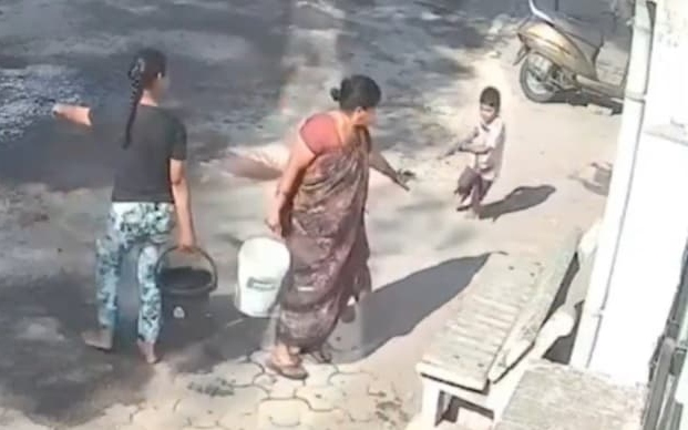 Bà nội đổ nước sôi lên cháu 4 tuổi trong lễ hội Holi ở Ấn Độ