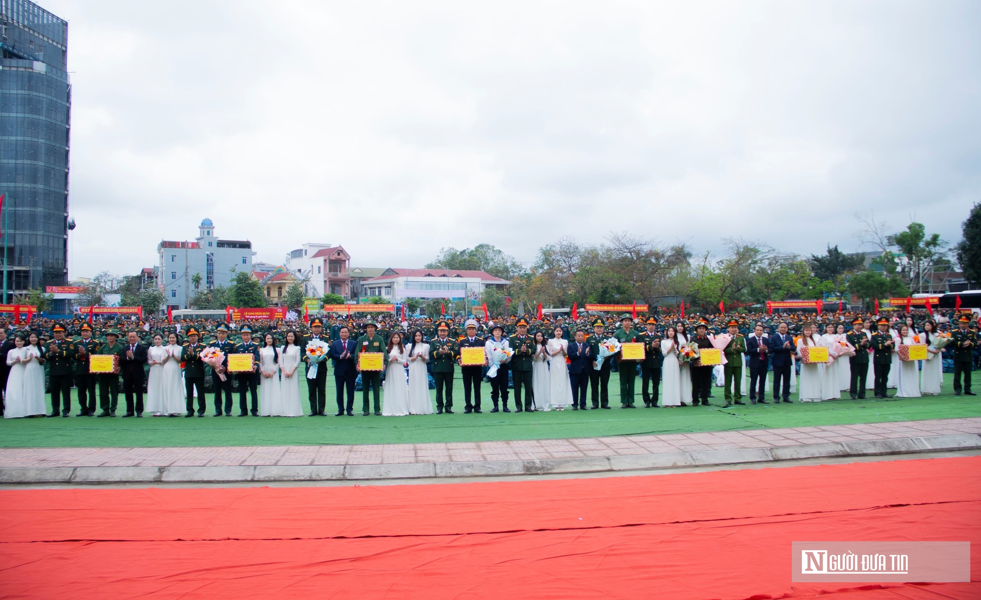 Nước mắt bịn rịn chia tay t&acirc;n binh trước giờ nhập ngũ - Ảnh 1.