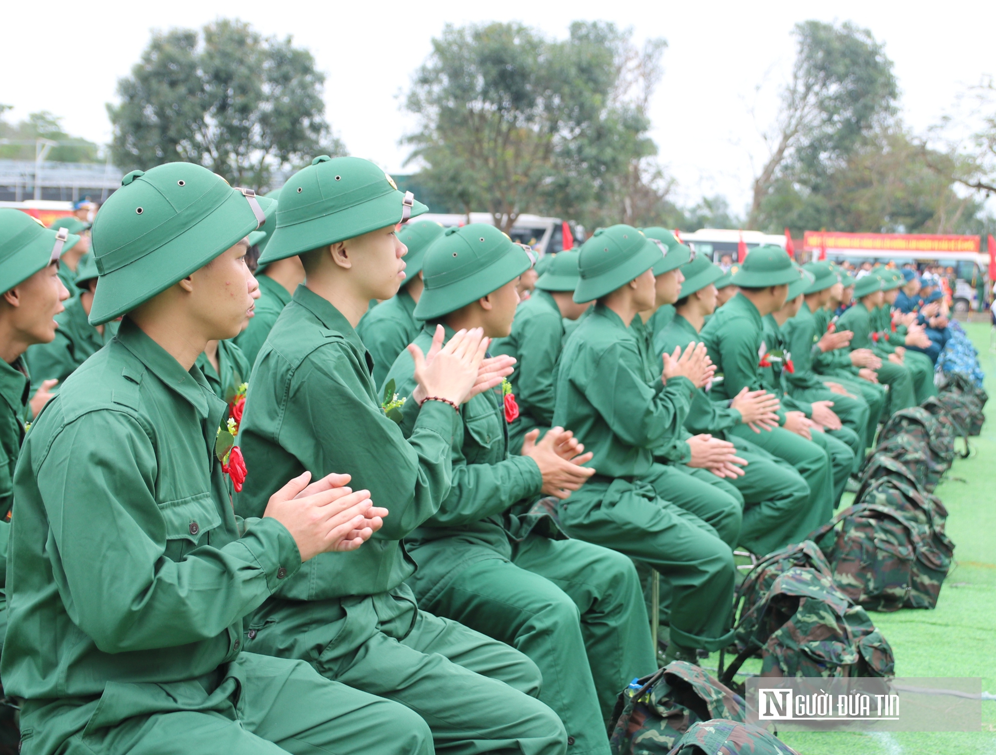 Nước mắt bịn rịn chia tay t&acirc;n binh trước giờ nhập ngũ - Ảnh 2.